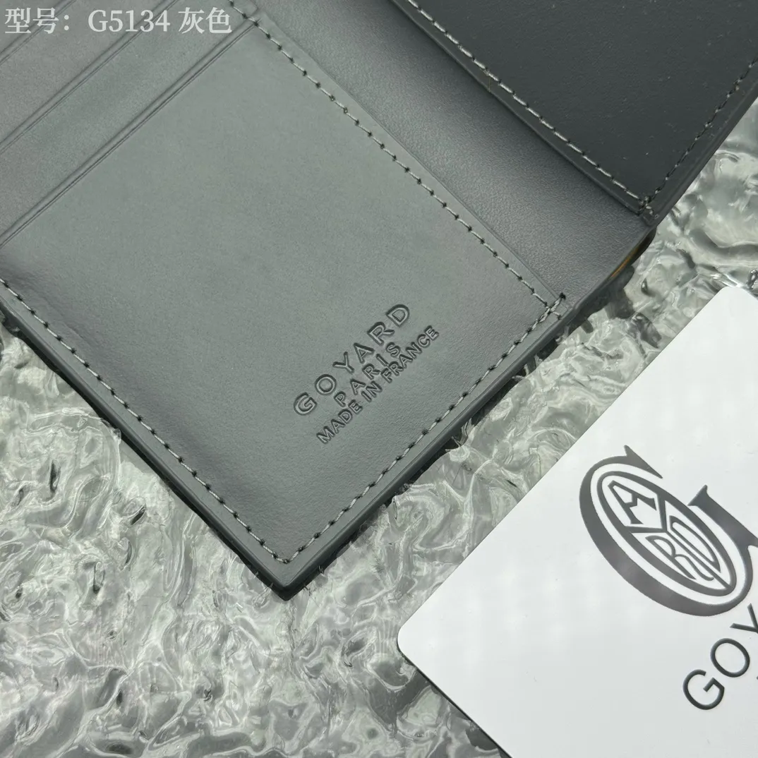💰100 💎Top original 𝑺𝒂𝒊𝒏𝒕 𝑷𝒊𝒆𝒓𝒓𝒆 𝐠𝐨𝐲𝐚𝐫𝐝 Hot style 💕 Goya wallet card holder It is fully functional and has a large-sized banknote pocket that can hold cards, documents and banknotes at the same time. The compact design is just right for putting in a jacket or pants pocket. Style number: G5134 Size:7.5*1.5*11cm.