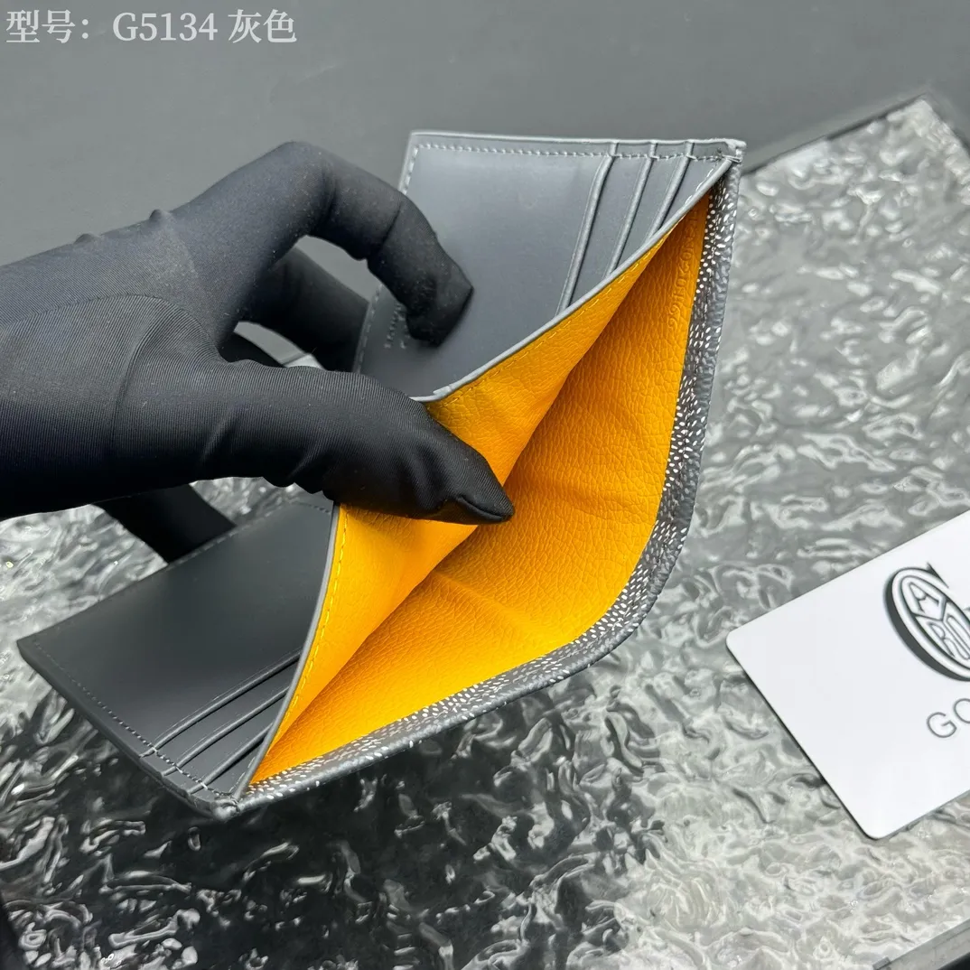 💰100 💎Top original 𝑺𝒂𝒊𝒏𝒕 𝑷𝒊𝒆𝒓𝒓𝒆 𝐠𝐨𝐲𝐚𝐫𝐝 Hot style 💕 Goya wallet card holder It is fully functional and has a large-sized banknote pocket that can hold cards, documents and banknotes at the same time. The compact design is just right for putting in a jacket or pants pocket. Style number: G5134 Size:7.5*1.5*11cm.