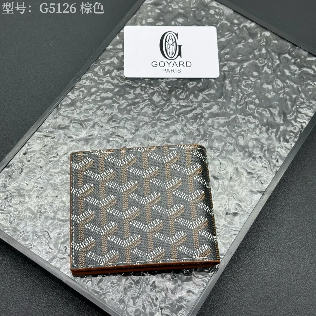 💰110 💎Upgraded original version 𝐠𝐨𝐲𝐚𝐫𝐝 Hot style ❤️Goyard short wallet, Goyard 8-slot card slot wallet, the texture is perfect and can hold about 8-10 cards, it can hold cash, it is thin and does not stand up, it is classic, practical and attractive! If you want to create a short clip with a feeling that is different from others and has a deep taste, it must be him! size: 11*9 (cm) model: G5126