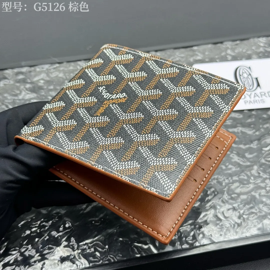 💰110 💎Upgraded original version 𝐠𝐨𝐲𝐚𝐫𝐝 Hot style ❤️Goyard short wallet, Goyard 8-slot card slot wallet, the texture is perfect and can hold about 8-10 cards, it can hold cash, it is thin and does not stand up, it is classic, practical and attractive! If you want to create a short clip with a feeling that is different from others and has a deep taste, it must be him! size: 11*9 (cm) model: G5126