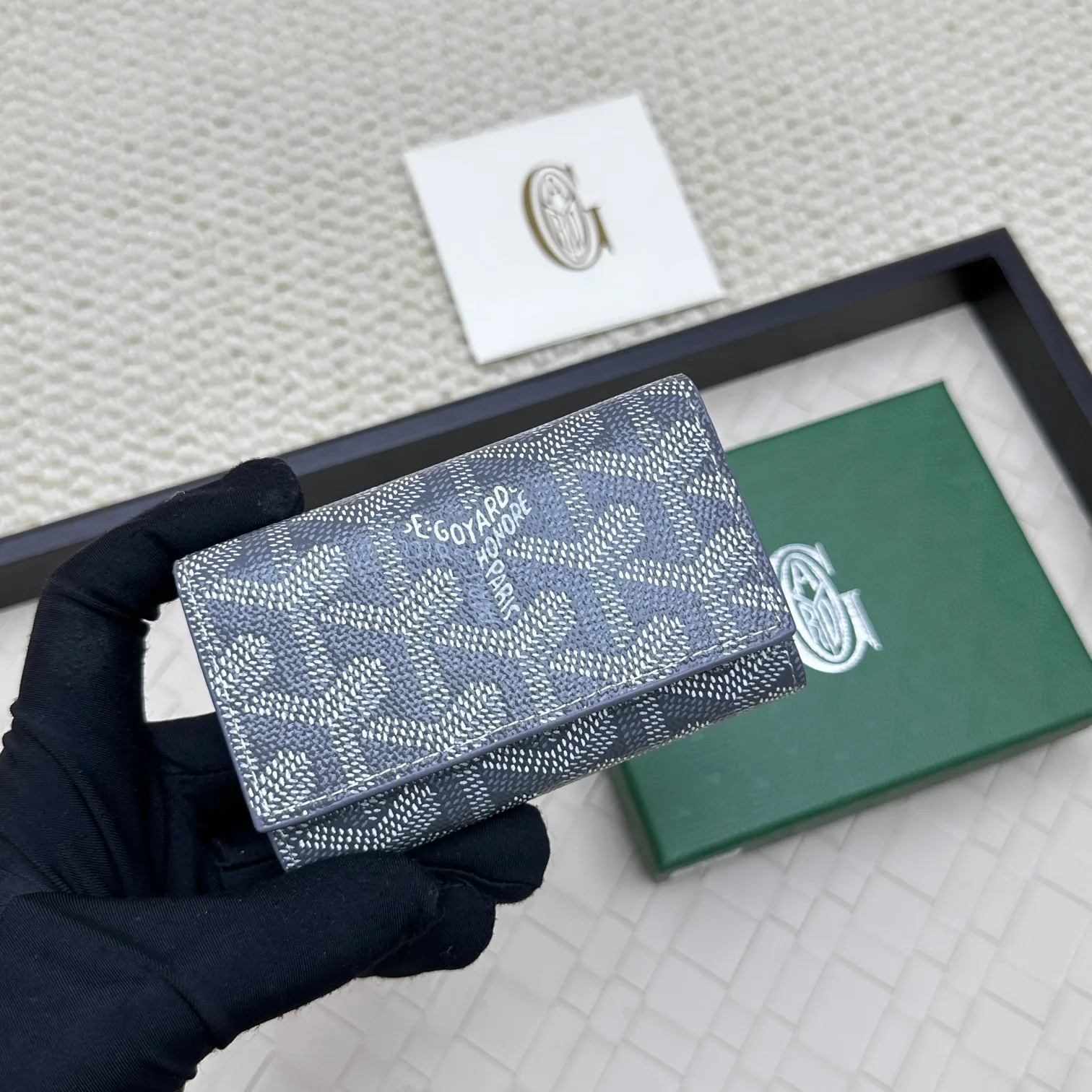 💰120 GOYARD Goya Classic👍🏻The design of the Saint-Sulpice 3-fold key bag is small and compact. Its compact design is just suitable for putting in a jacket or pants pocket. It is equipped with 6 locks that can fasten 6 keys. Style number: 807 Size: 10.5*7*2