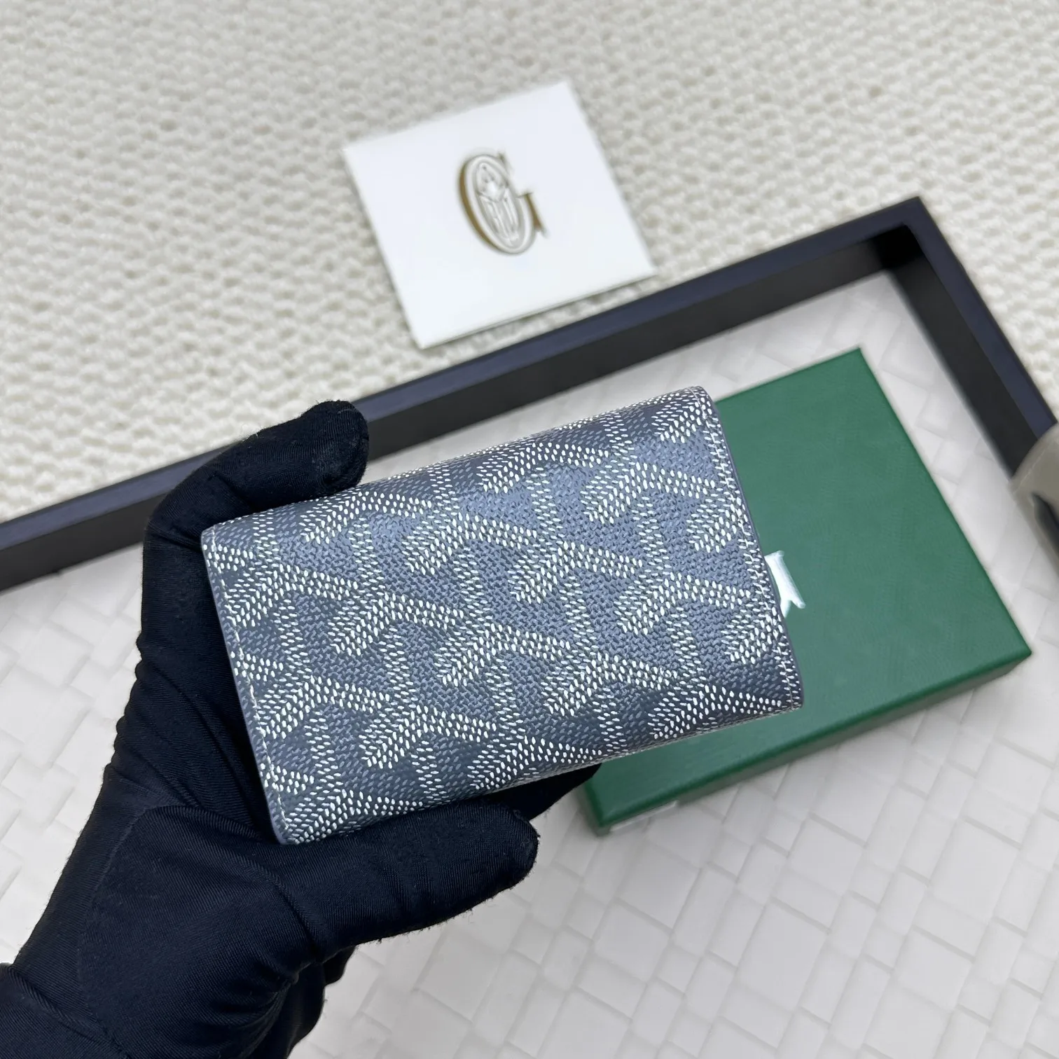💰120 GOYARD Goya Classic👍🏻The design of the Saint-Sulpice 3-fold key bag is small and compact. Its compact design is just suitable for putting in a jacket or pants pocket. It is equipped with 6 locks that can fasten 6 keys. Style number: 807 Size: 10.5*7*2