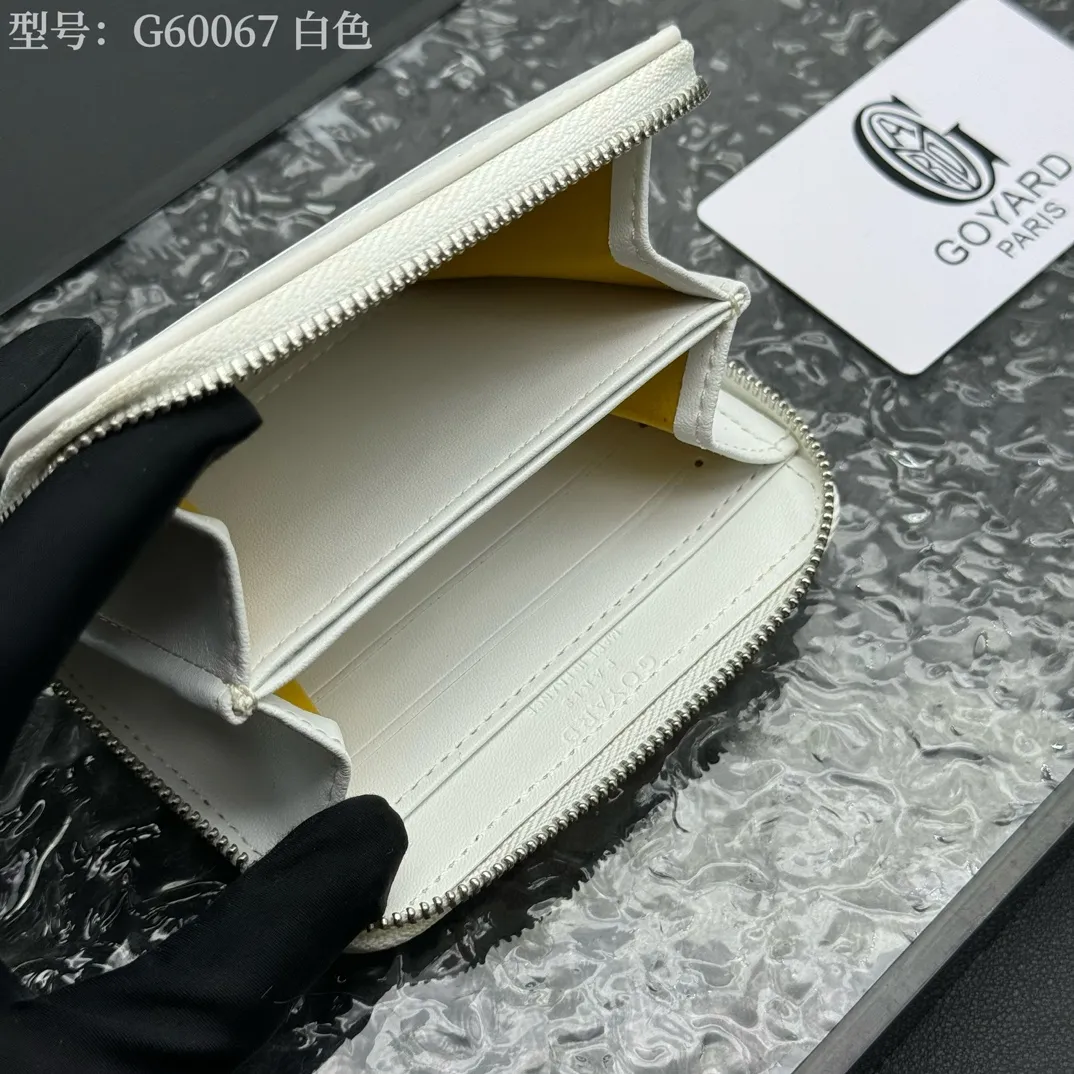 💰110 💎Top original 𝐠𝐨𝐲𝐚𝐫𝐝 Hot style 💕 Goya wallet short Matignon Mini coin purse with full zipper closure design. Its central compartment holds coins, while its interior patch pocket holds cards or small IDs. Style number: G60067 Size: 10.4*7.5*1.8cm