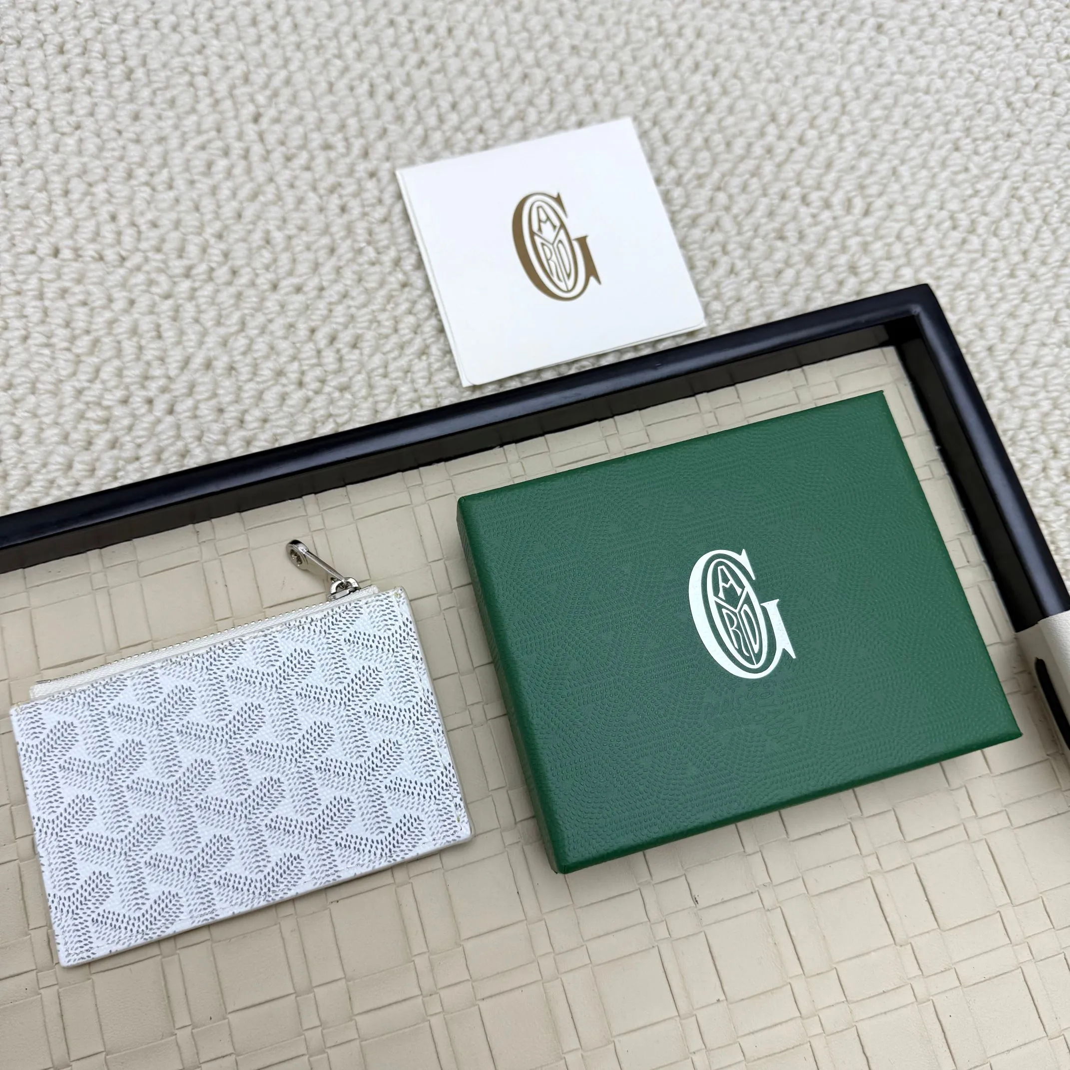 💰 120 Goyard Bourbon zipper coin card holder. This coin card holder has 3 card slots, 1 patch pocket and a zipper pocket to store coins, change or cards, and can safely store change. Exquisite and small, its compact shape can be easily put into a pocket or large bag. Size: 12.5x1x8.4cm No.: 808