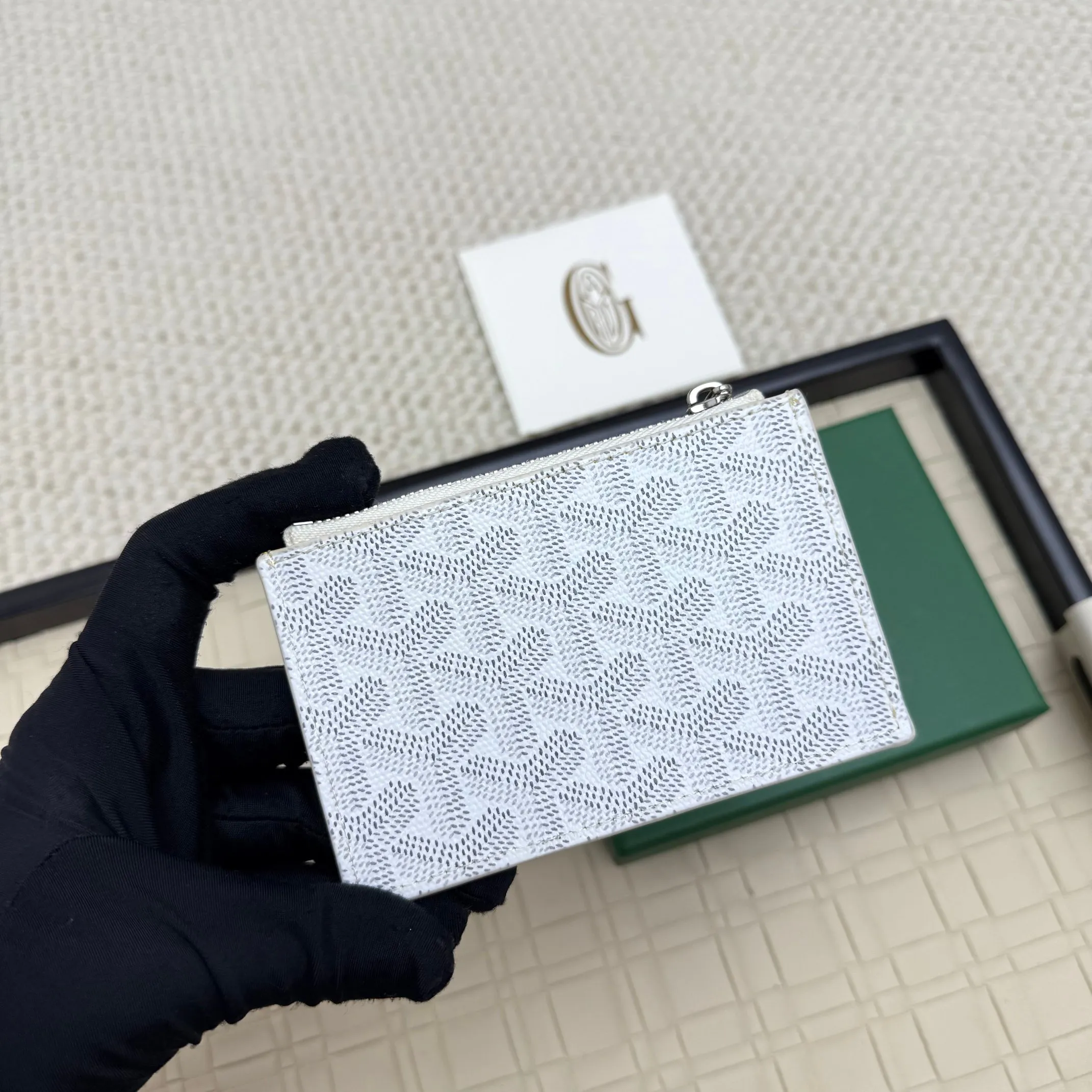 💰 120 Goyard Bourbon zipper coin card holder. This coin card holder has 3 card slots, 1 patch pocket and a zipper pocket to store coins, change or cards, and can safely store change. Exquisite and small, its compact shape can be easily put into a pocket or large bag. Size: 12.5x1x8.4cm No.: 808