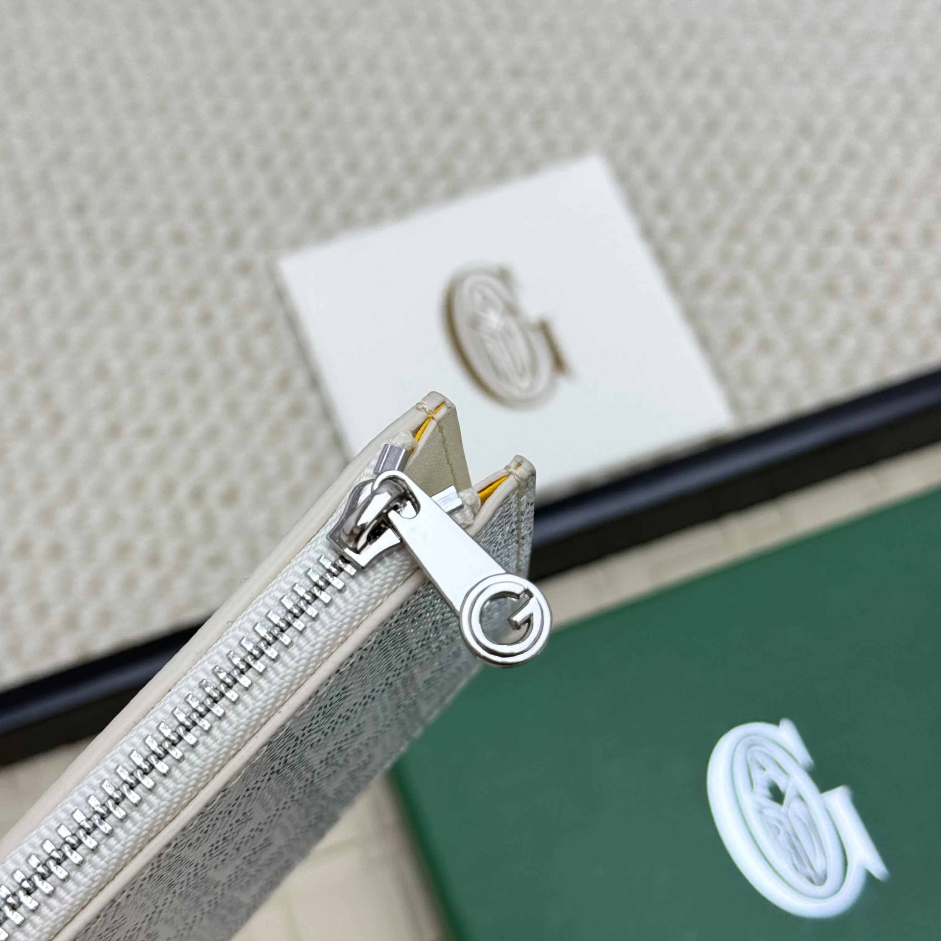 💰 120 Goyard Bourbon zipper coin card holder. This coin card holder has 3 card slots, 1 patch pocket and a zipper pocket to store coins, change or cards, and can safely store change. Exquisite and small, its compact shape can be easily put into a pocket or large bag. Size: 12.5x1x8.4cm No.: 808
