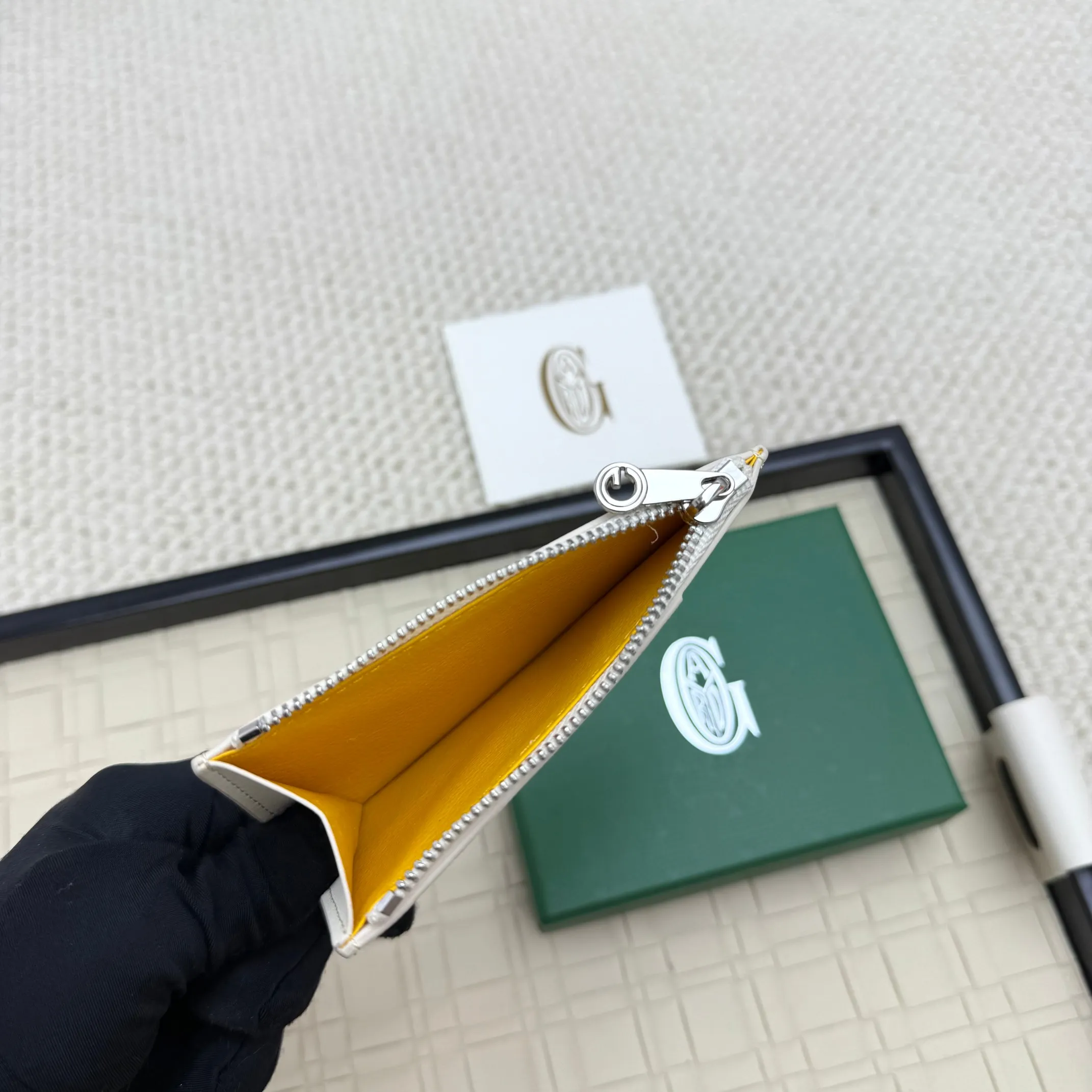 💰 120 Goyard Bourbon zipper coin card holder. This coin card holder has 3 card slots, 1 patch pocket and a zipper pocket to store coins, change or cards, and can safely store change. Exquisite and small, its compact shape can be easily put into a pocket or large bag. Size: 12.5x1x8.4cm No.: 808