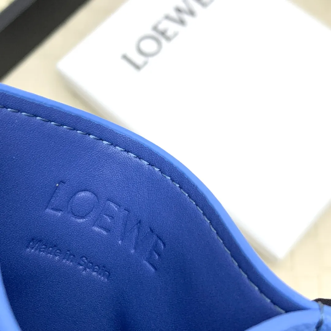 💰100 ·Loewe’s new card holders are back in stock! The new ones are all with metal logos, which are more refined than the old ones~~ Comes with box and dust bag! It’s a good idea to choose this small accessory for Valentine’s Day ~~Model: L1109 Size: 10*7.5CM​