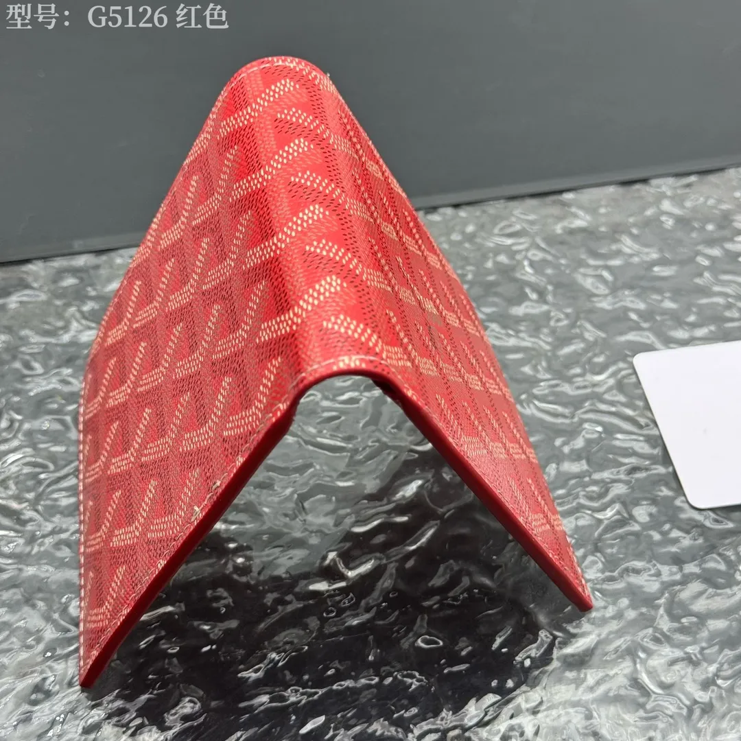 💰110 💎Upgraded original version 𝐠𝐨𝐲𝐚𝐫𝐝 Hot style ❤️Goyard short wallet, Goyard 8-slot card slot wallet, the texture is perfect and can hold about 8-10 cards, it can hold cash, it is thin and does not stand up, it is classic, practical and attractive! If you want to create a short clip with a feeling that is different from others and has a deep taste, it must be him! size: 11*9 (cm) model: G5126