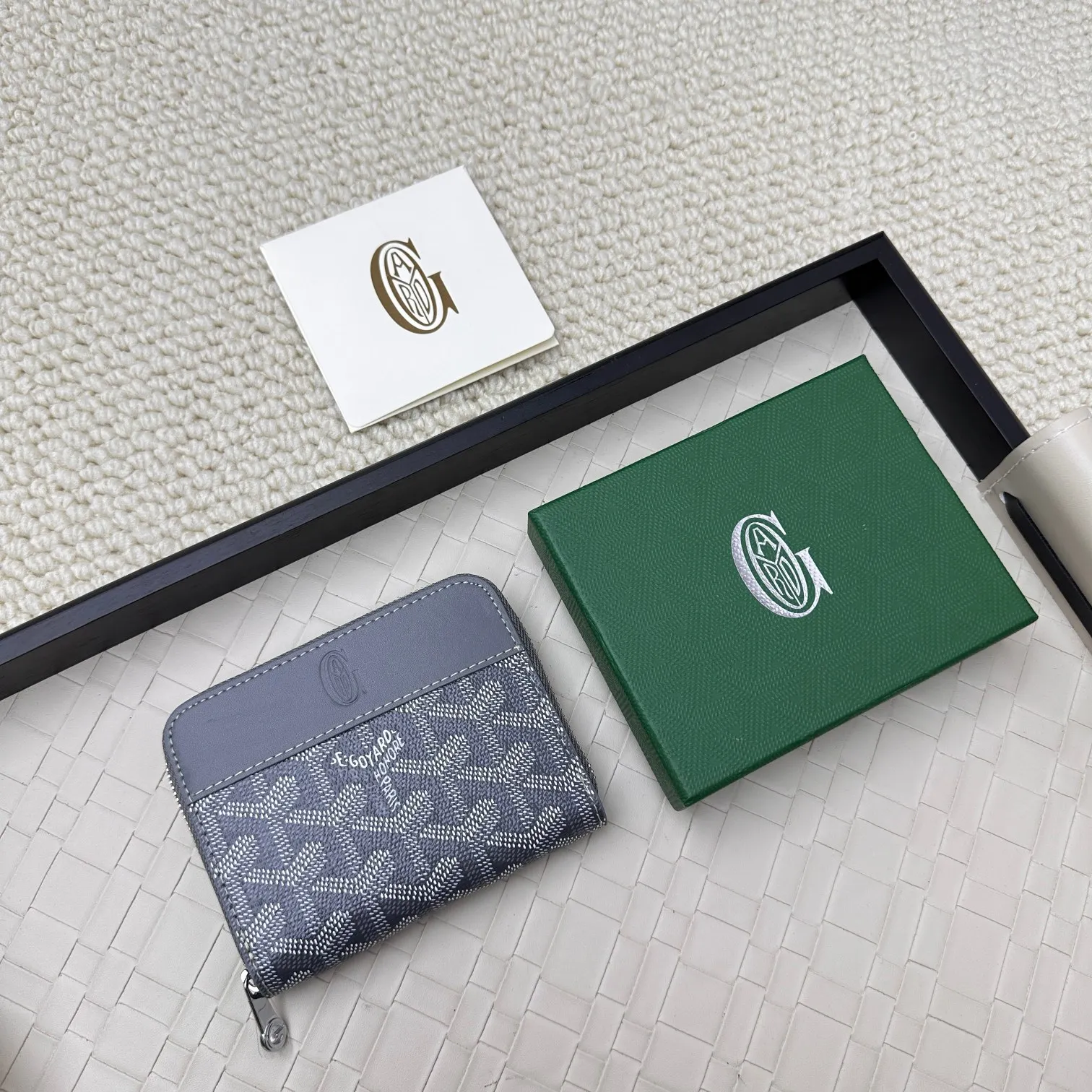 💰140 GOYARD Matignon Mini coin purse features a full zipper closure. Its central compartment holds coins, while its interior patch pocket holds cards or small IDs. No.: 805 Size: 10.4*7.5*1.8cm