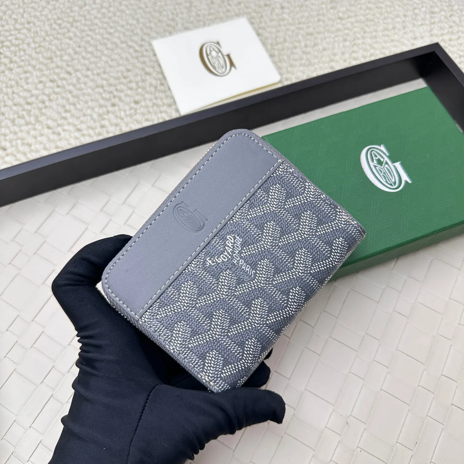 💰140 GOYARD Matignon Mini coin purse features a full zipper closure. Its central compartment holds coins, while its interior patch pocket holds cards or small IDs. No.: 805 Size: 10.4*7.5*1.8cm