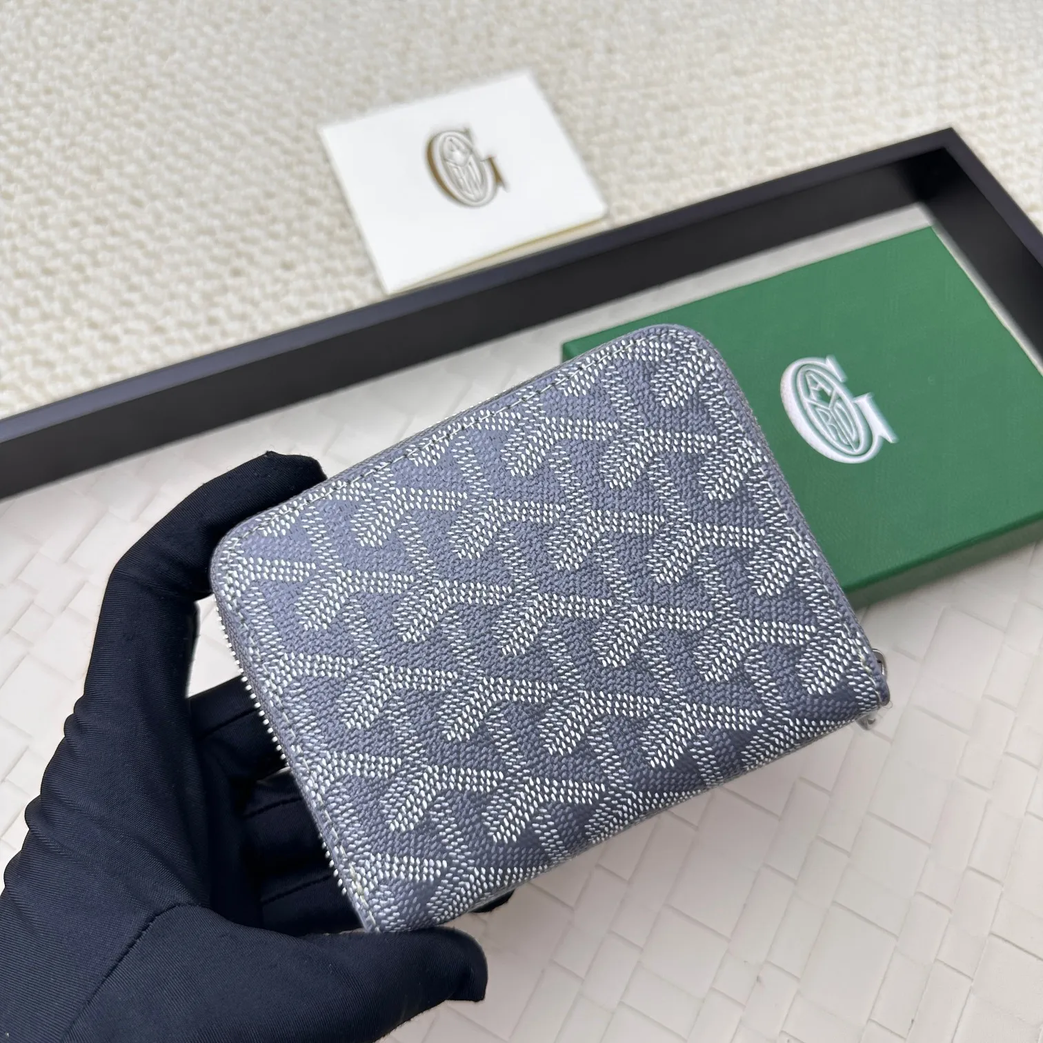 💰140 GOYARD Matignon Mini coin purse features a full zipper closure. Its central compartment holds coins, while its interior patch pocket holds cards or small IDs. No.: 805 Size: 10.4*7.5*1.8cm