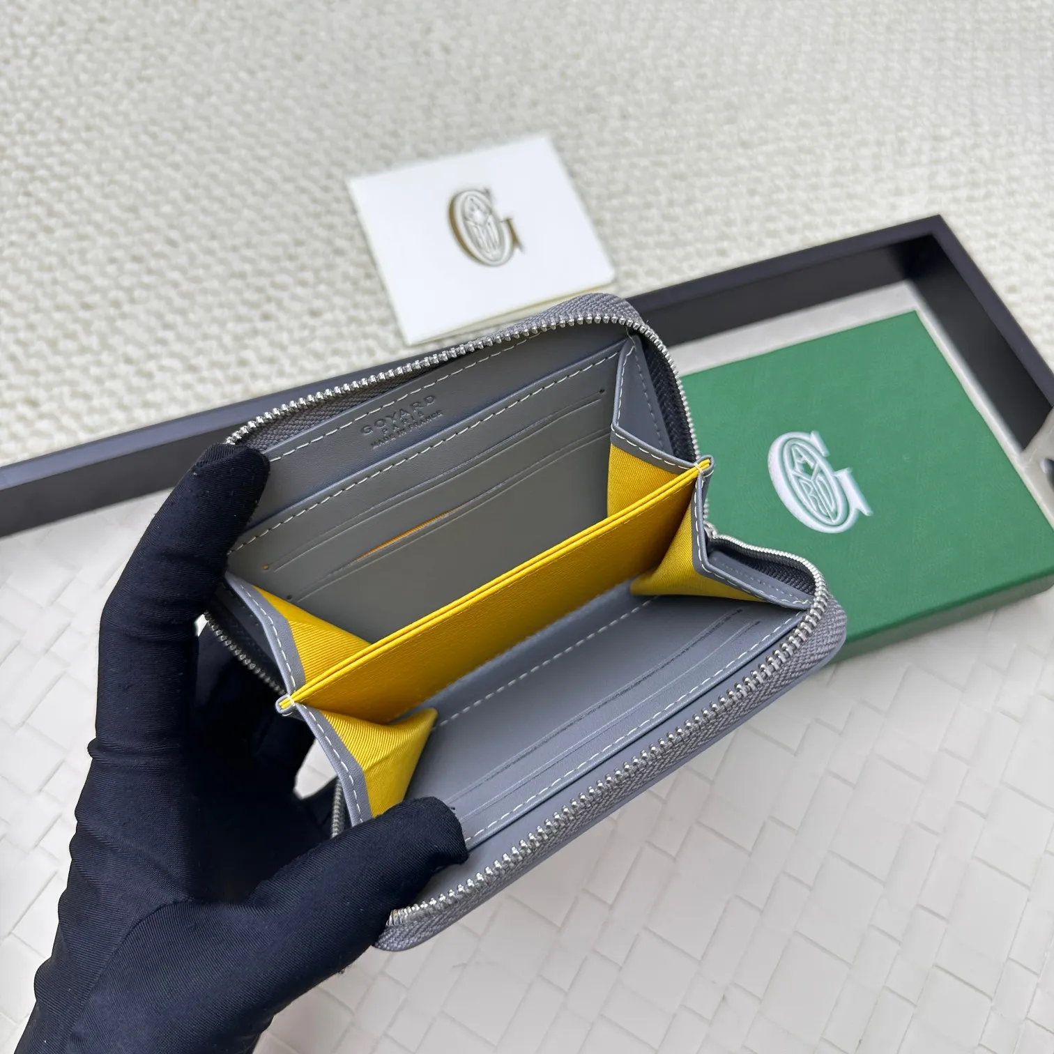 💰140 GOYARD Matignon Mini coin purse features a full zipper closure. Its central compartment holds coins, while its interior patch pocket holds cards or small IDs. No.: 805 Size: 10.4*7.5*1.8cm