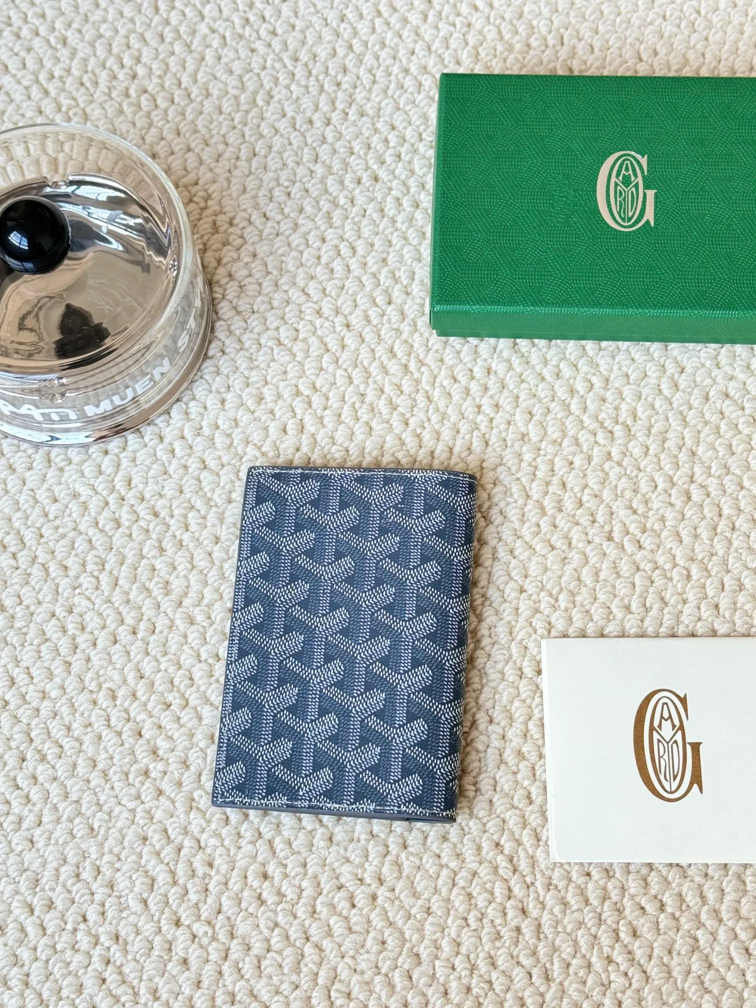 💰120 Goyard Passport Holder Goyardine Canvas & Vauzelles Calfskin No.: 804 Eleven colors. The country is open. The first choice for overseas travel. Multiple colors available. Can be used as a couple. It’s yyds to give as a gift for your own use! A super convenient passport holder with four card slots + two compartments for traveling. Small and portable, good-looking. Material: goyarine canvas and Vauzelles calfskin. Size: 14✖️10✖️1.5cm