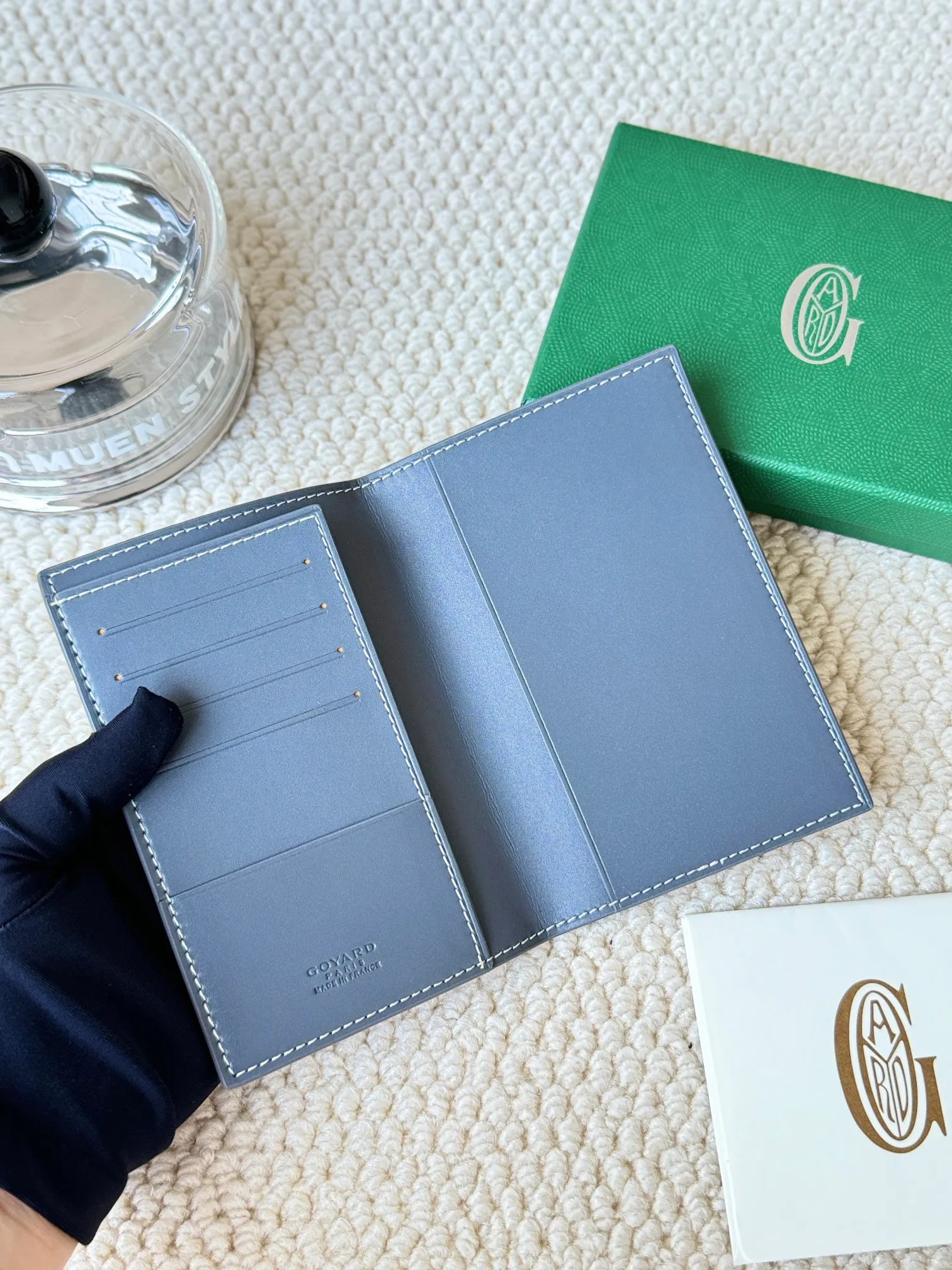 💰120 Goyard Passport Holder Goyardine Canvas & Vauzelles Calfskin No.: 804 Eleven colors. The country is open. The first choice for overseas travel. Multiple colors available. Can be used as a couple. It’s yyds to give as a gift for your own use! A super convenient passport holder with four card slots + two compartments for traveling. Small and portable, good-looking. Material: goyarine canvas and Vauzelles calfskin. Size: 14✖️10✖️1.5cm