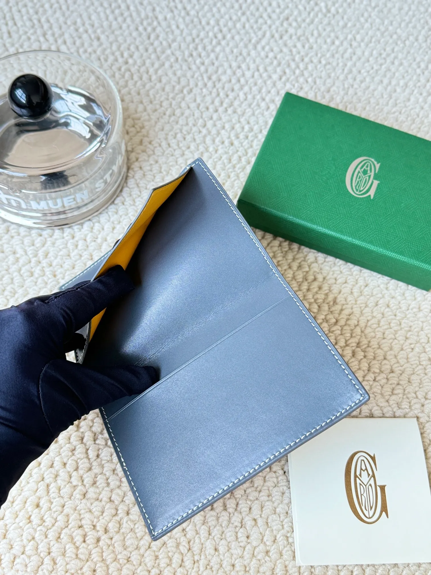 💰120 Goyard Passport Holder Goyardine Canvas & Vauzelles Calfskin No.: 804 Eleven colors. The country is open. The first choice for overseas travel. Multiple colors available. Can be used as a couple. It’s yyds to give as a gift for your own use! A super convenient passport holder with four card slots + two compartments for traveling. Small and portable, good-looking. Material: goyarine canvas and Vauzelles calfskin. Size: 14✖️10✖️1.5cm