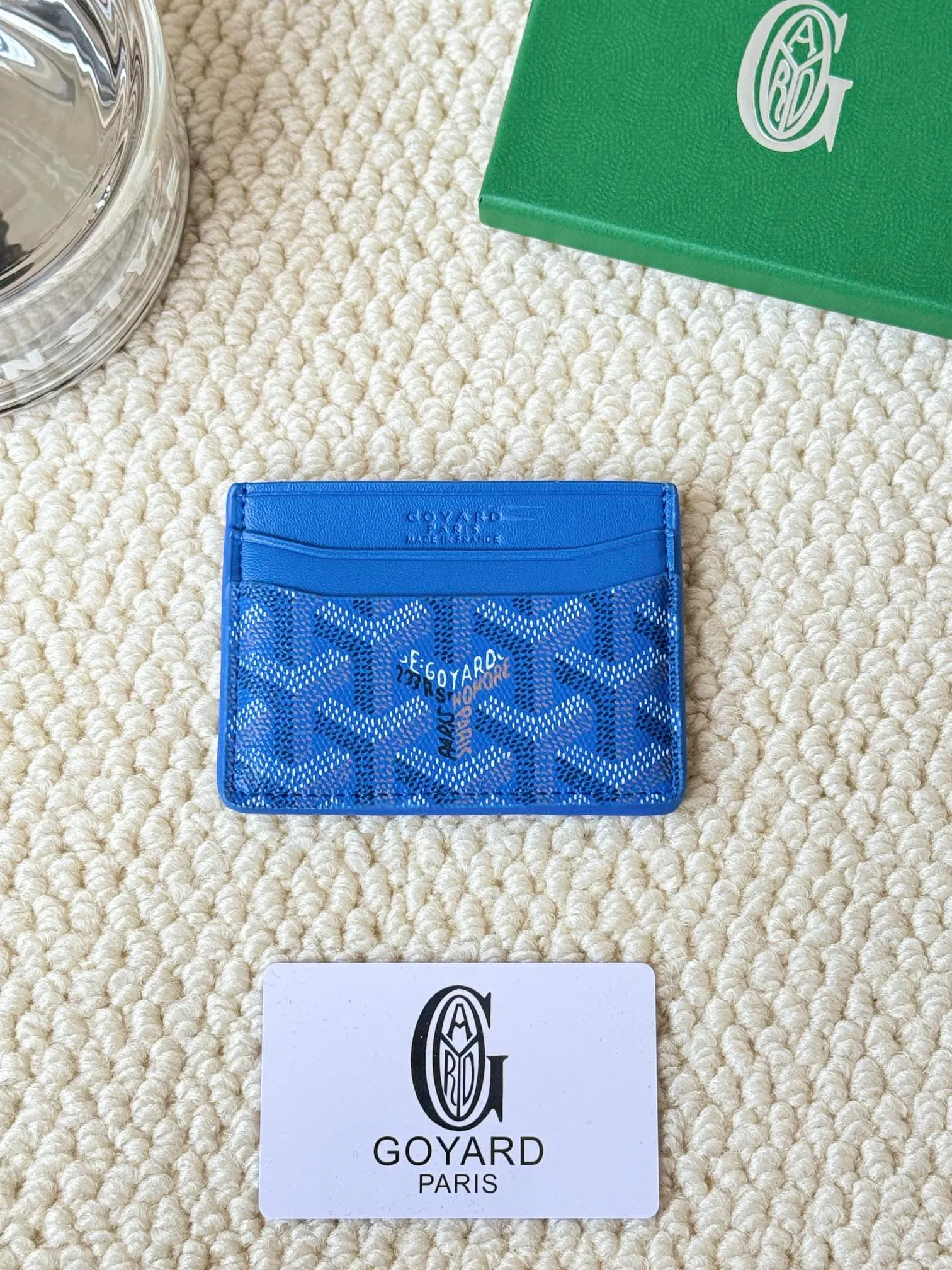 💰100 GOYARD Goya Classic👍🏻The design of Saint-Sulpice card holder is small and compact, and its middle pocket can store cards, documents or folded banknotes. The compact design fits nicely in a jacket or pants pocket. Style number: 9636 Size: 7 x10.5 cm