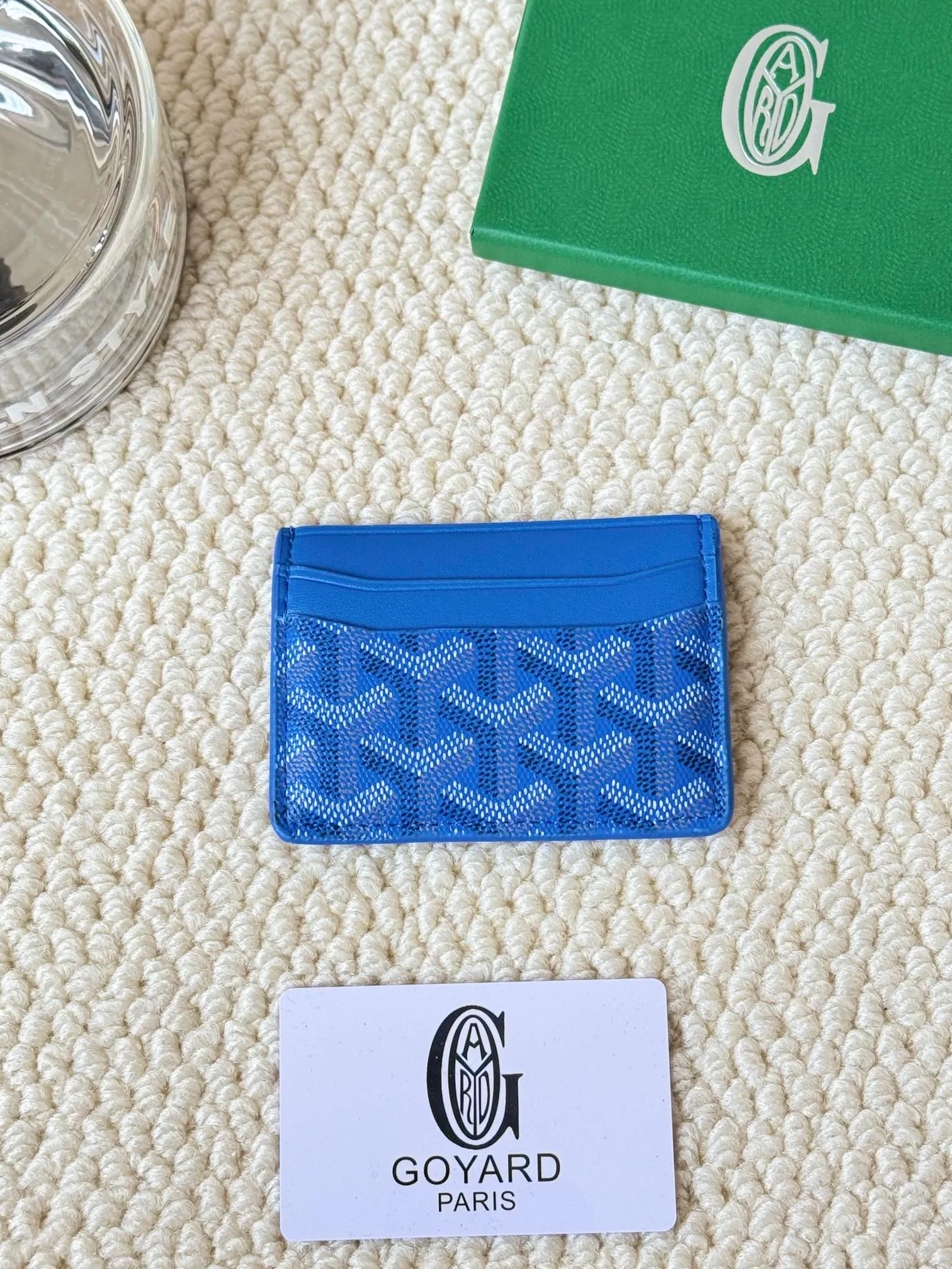 💰100 GOYARD Goya Classic👍🏻The design of Saint-Sulpice card holder is small and compact, and its middle pocket can store cards, documents or folded banknotes. The compact design fits nicely in a jacket or pants pocket. Style number: 9636 Size: 7 x10.5 cm
