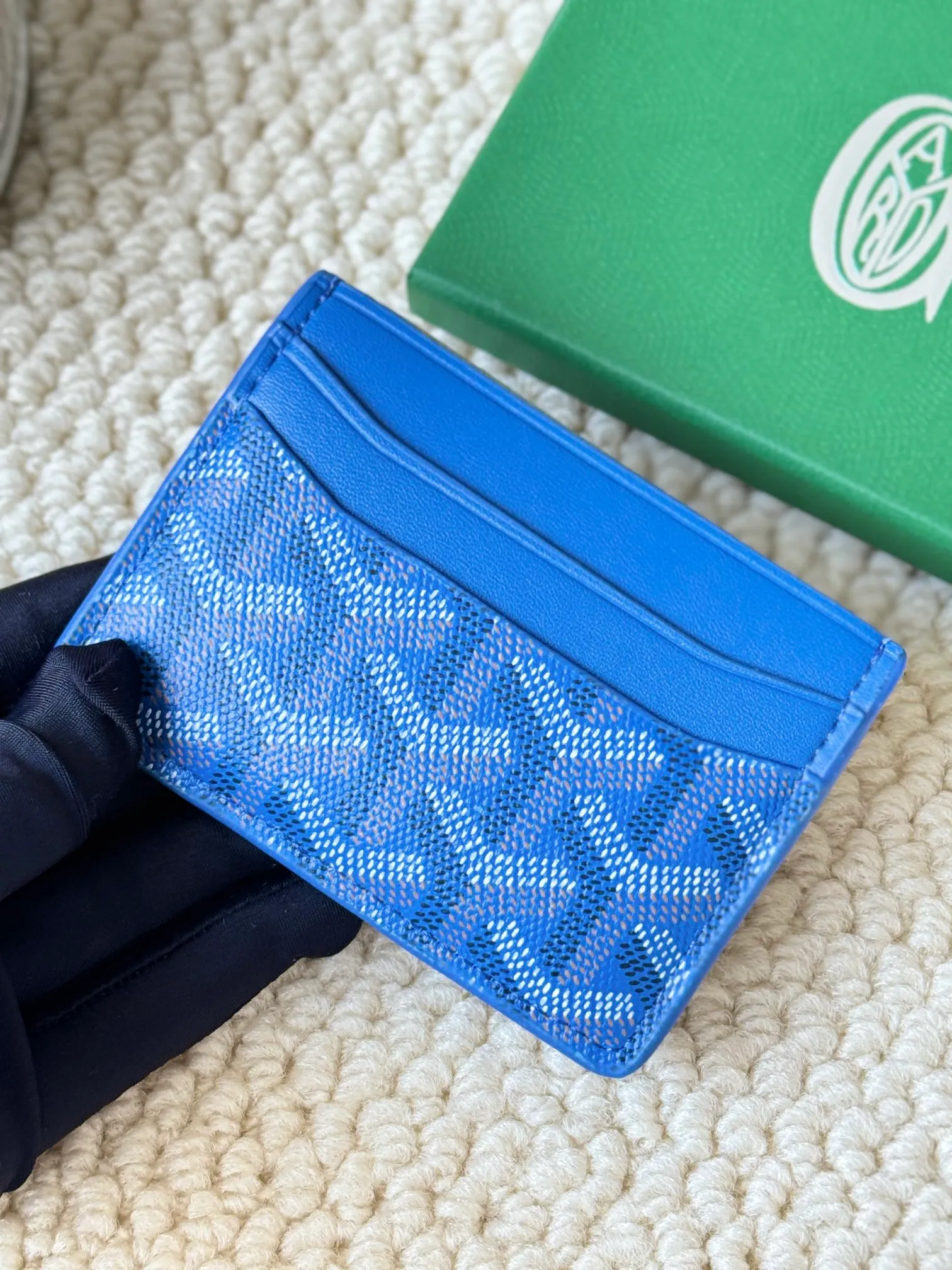 💰100 GOYARD Goya Classic👍🏻The design of Saint-Sulpice card holder is small and compact, and its middle pocket can store cards, documents or folded banknotes. The compact design fits nicely in a jacket or pants pocket. Style number: 9636 Size: 7 x10.5 cm