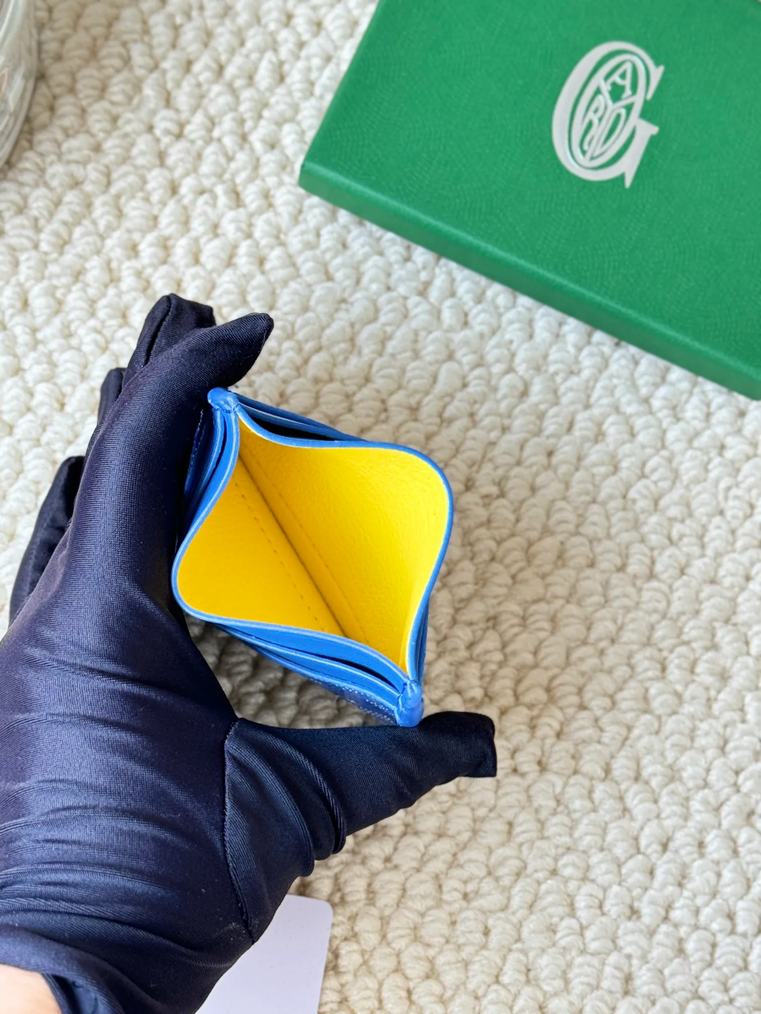 💰100 GOYARD Goya Classic👍🏻The design of Saint-Sulpice card holder is small and compact, and its middle pocket can store cards, documents or folded banknotes. The compact design fits nicely in a jacket or pants pocket. Style number: 9636 Size: 7 x10.5 cm