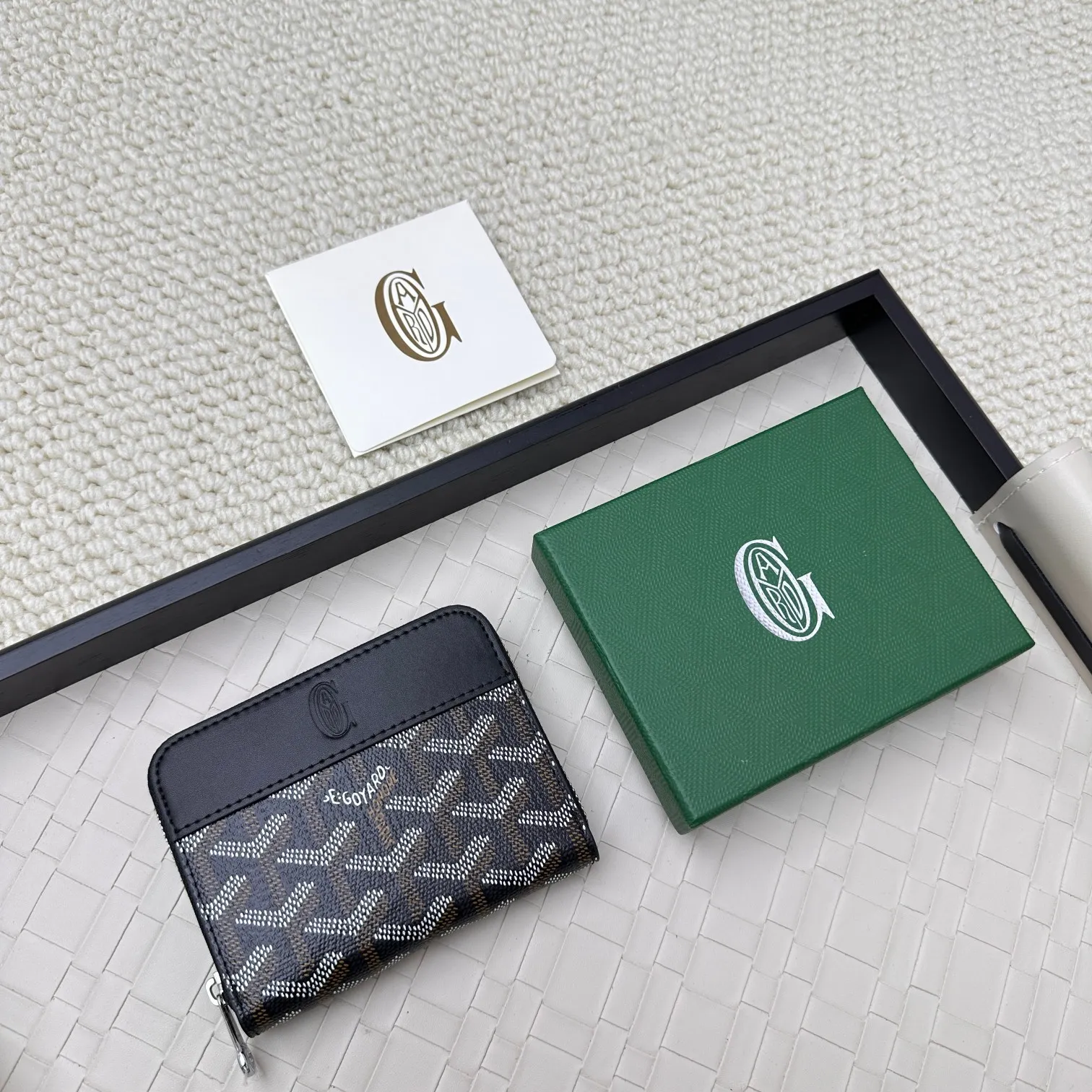 💰140 GOYARD Matignon Mini coin purse features a full zipper closure. Its central compartment holds coins, while its interior patch pocket holds cards or small IDs. No.: 805 Size: 10.4*7.5*1.8cm