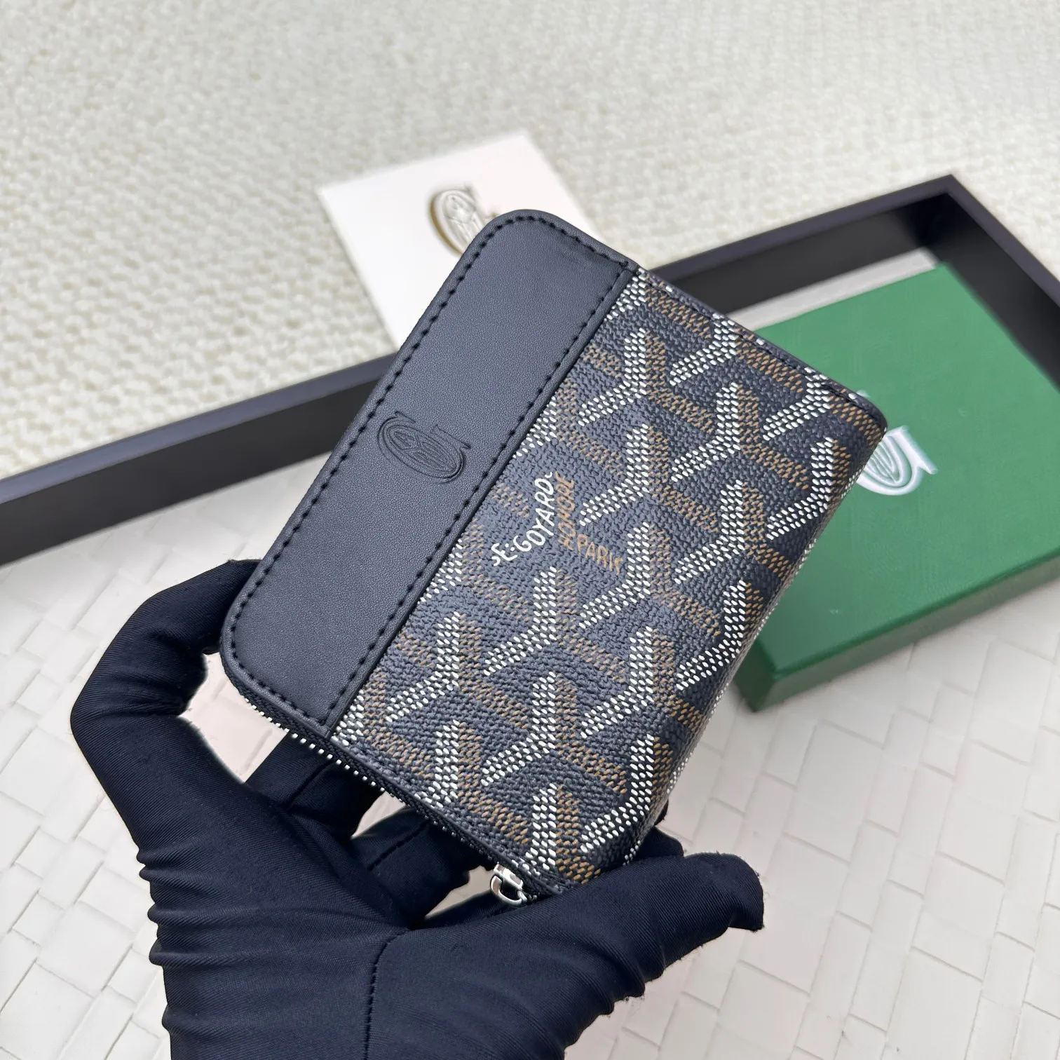 💰140 GOYARD Matignon Mini coin purse features a full zipper closure. Its central compartment holds coins, while its interior patch pocket holds cards or small IDs. No.: 805 Size: 10.4*7.5*1.8cm