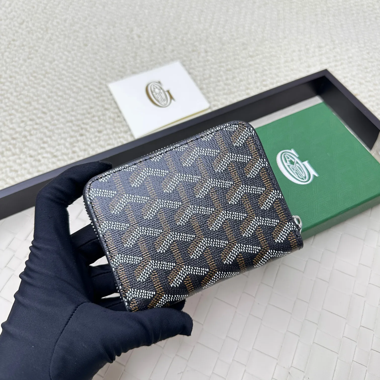 💰140 GOYARD Matignon Mini coin purse features a full zipper closure. Its central compartment holds coins, while its interior patch pocket holds cards or small IDs. No.: 805 Size: 10.4*7.5*1.8cm