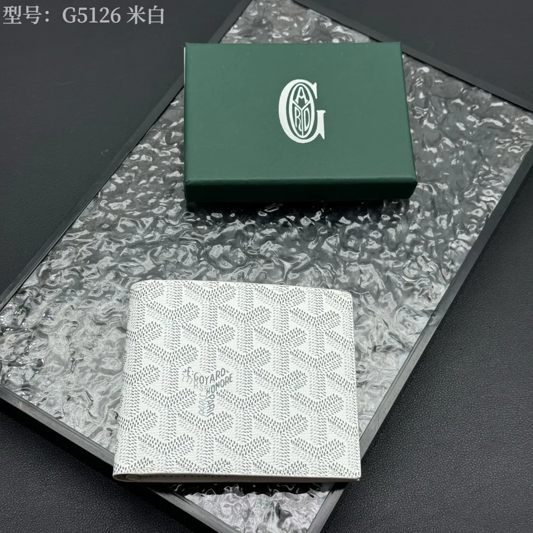 💰110 💎Upgraded original version 𝐠𝐨𝐲𝐚𝐫𝐝 Hot style ❤️Goyard short wallet, Goyard 8-slot card slot wallet, the texture is perfect and can hold about 8-10 cards, it can hold cash, it is thin and does not stand up, it is classic, practical and attractive! If you want to create a short clip with a feeling that is different from others and has a deep taste, it must be him! size: 11*9 (cm) model: G5126