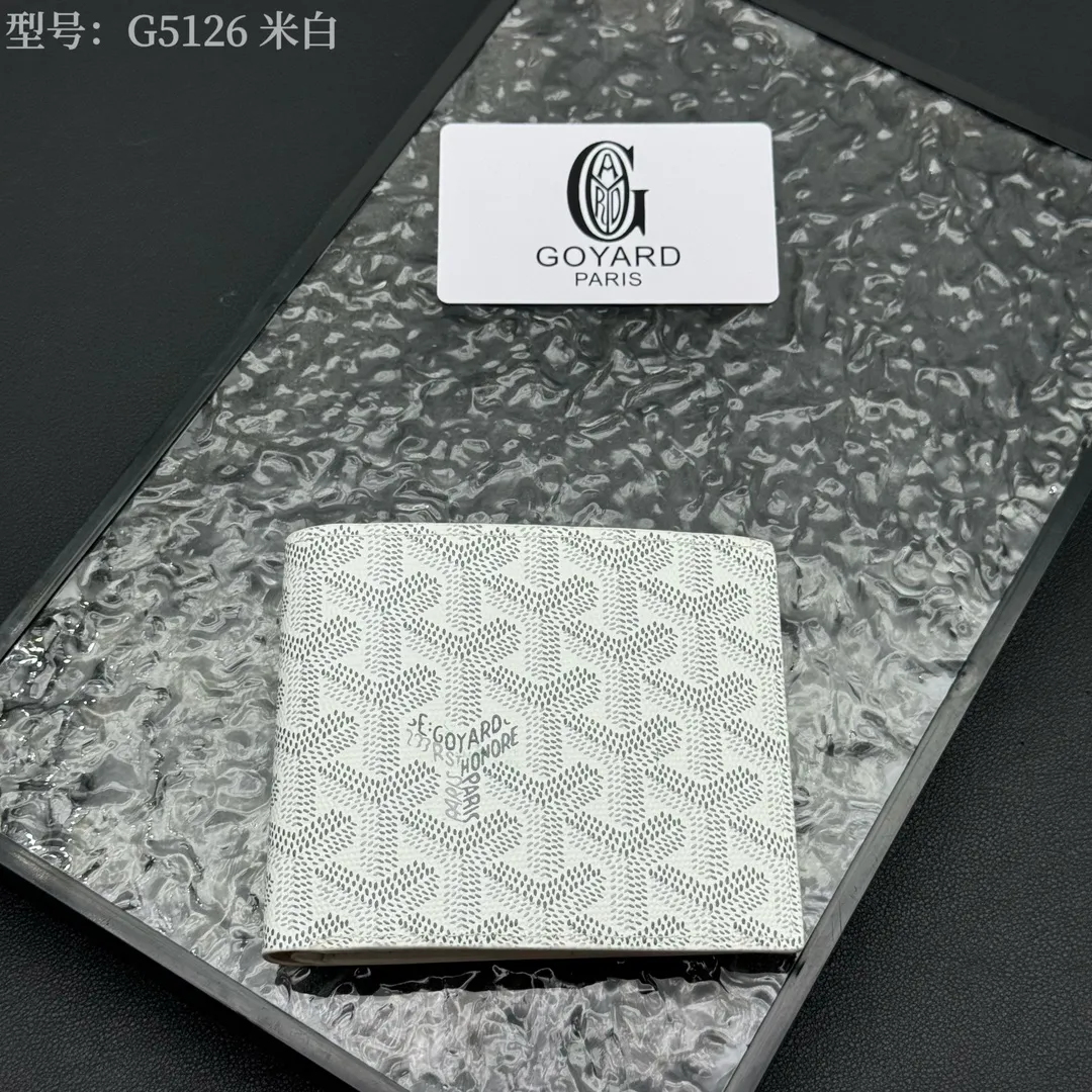💰110 💎Upgraded original version 𝐠𝐨𝐲𝐚𝐫𝐝 Hot style ❤️Goyard short wallet, Goyard 8-slot card slot wallet, the texture is perfect and can hold about 8-10 cards, it can hold cash, it is thin and does not stand up, it is classic, practical and attractive! If you want to create a short clip with a feeling that is different from others and has a deep taste, it must be him! size: 11*9 (cm) model: G5126