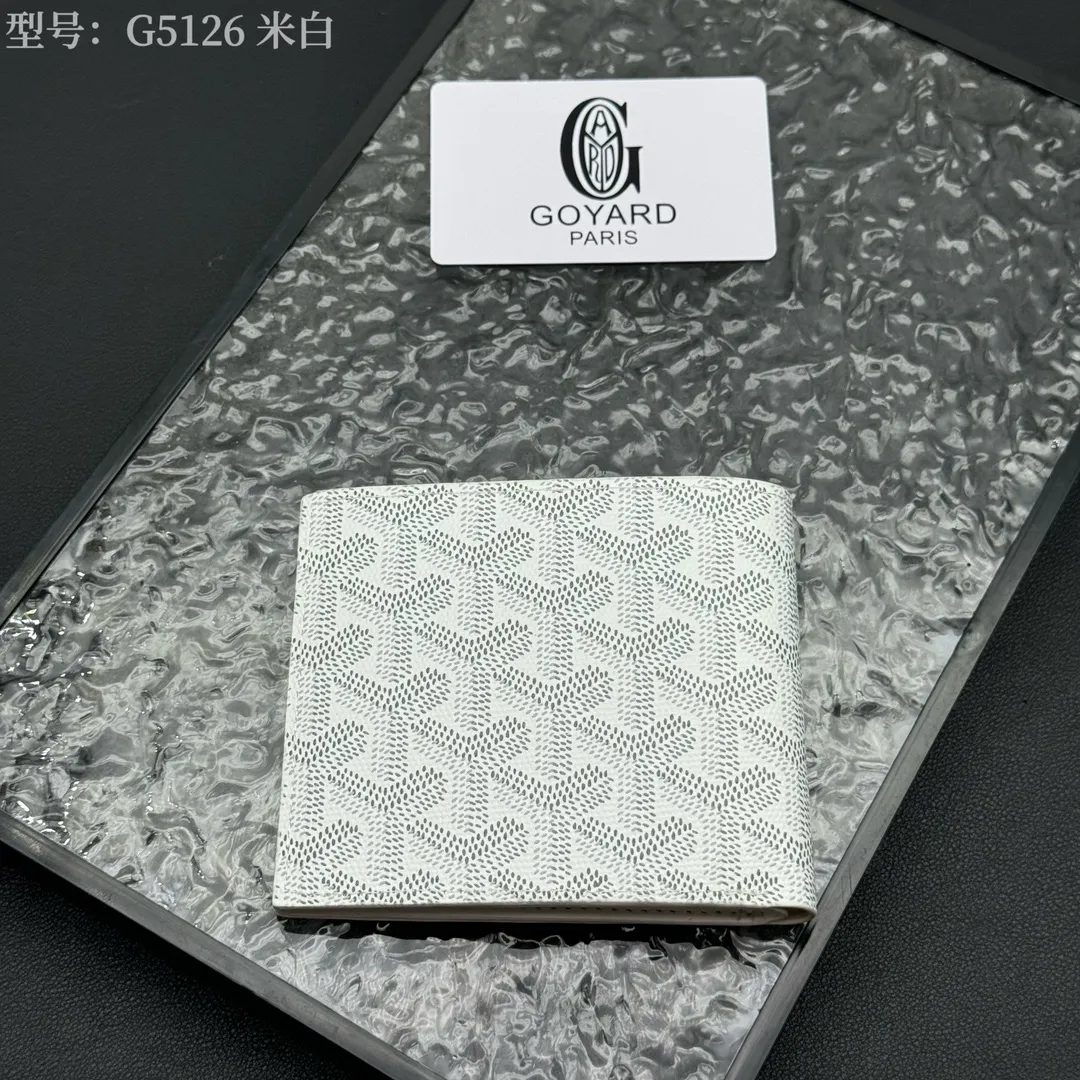💰110 💎Upgraded original version 𝐠𝐨𝐲𝐚𝐫𝐝 Hot style ❤️Goyard short wallet, Goyard 8-slot card slot wallet, the texture is perfect and can hold about 8-10 cards, it can hold cash, it is thin and does not stand up, it is classic, practical and attractive! If you want to create a short clip with a feeling that is different from others and has a deep taste, it must be him! size: 11*9 (cm) model: G5126