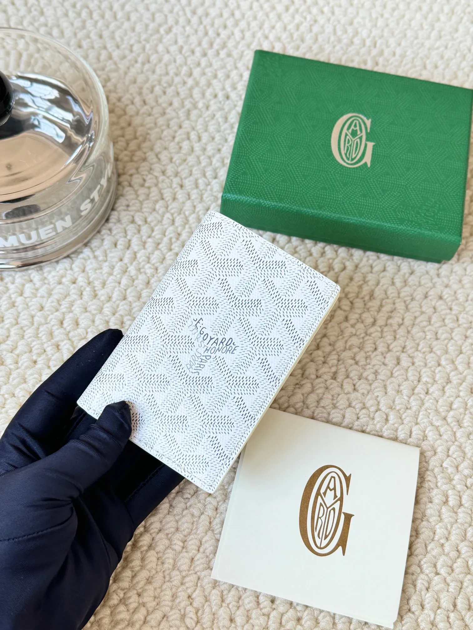 💰120 Goyard Goyardine Canvas & Vauzelles Calfskin No.: 803 Multiple colors available. Can be used as a couple model. It’s yyds to give as a gift for your own use! 6 card slots + two compartments, suitable for traveling. Small and portable, good-looking. Material: goyarine canvas and Vauzelles calfskin. Size: length 8*height 11