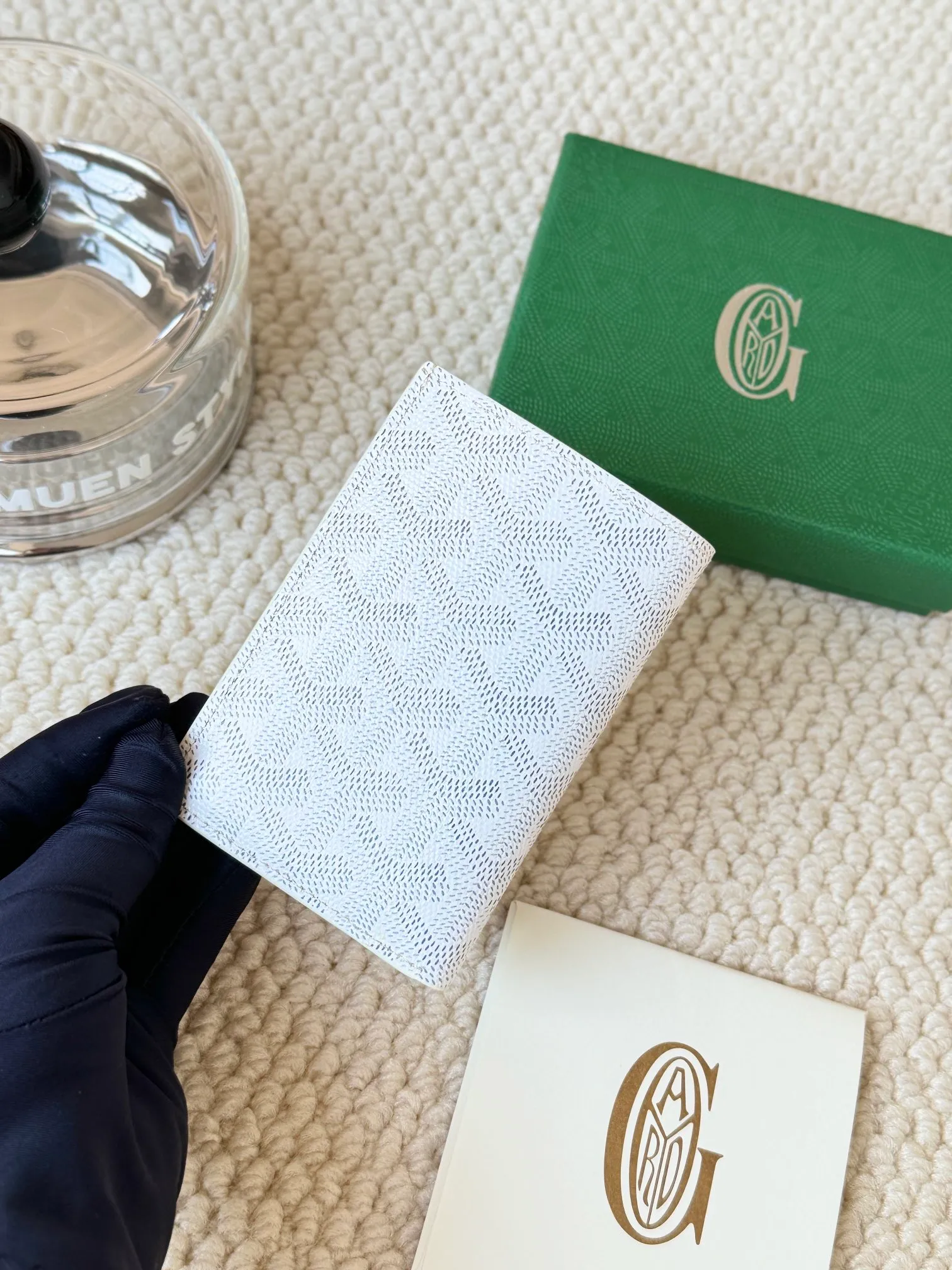 💰120 Goyard Goyardine Canvas & Vauzelles Calfskin No.: 803 Multiple colors available. Can be used as a couple model. It’s yyds to give as a gift for your own use! 6 card slots + two compartments, suitable for traveling. Small and portable, good-looking. Material: goyarine canvas and Vauzelles calfskin. Size: length 8*height 11