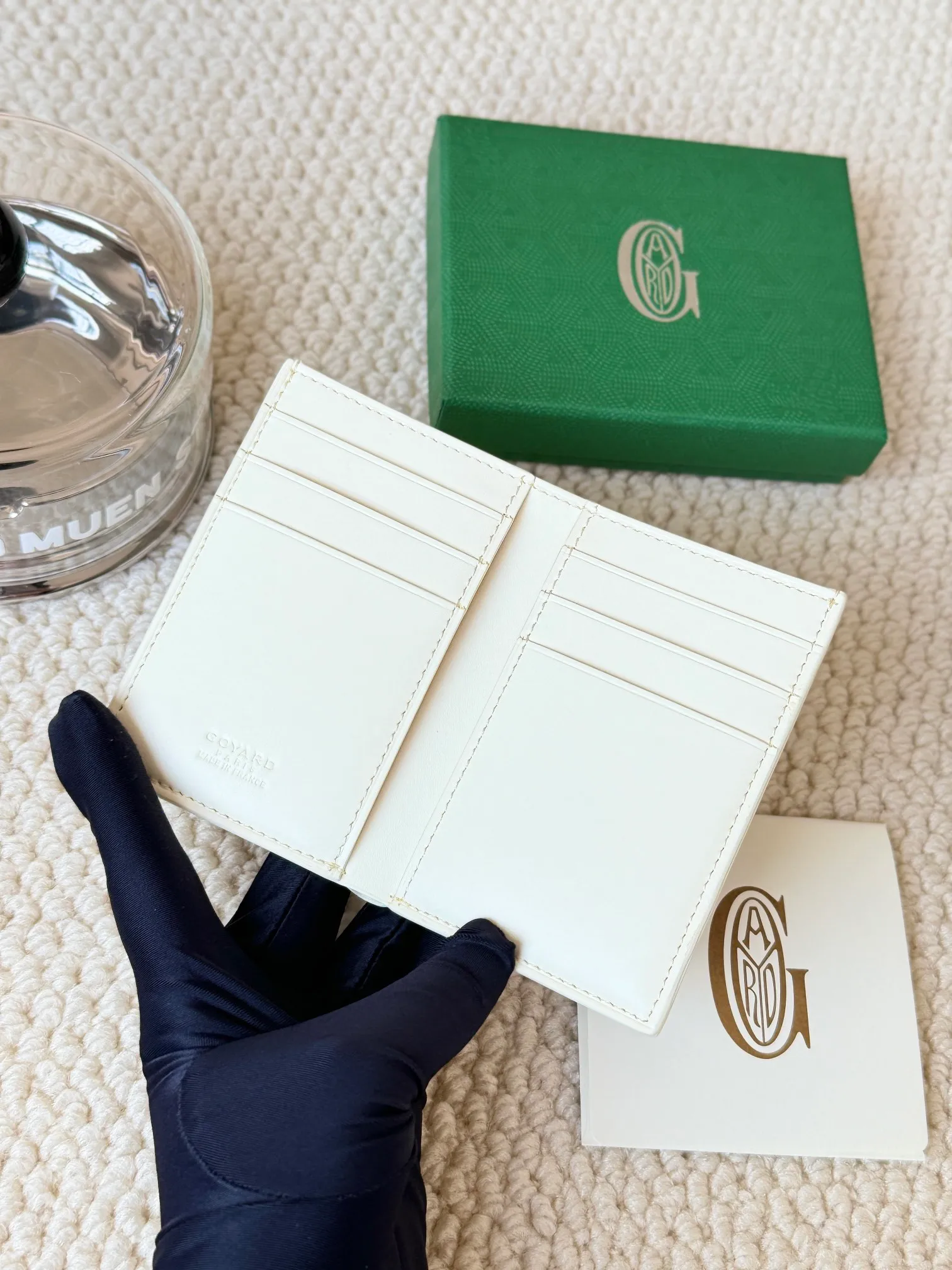 💰120 Goyard Goyardine Canvas & Vauzelles Calfskin No.: 803 Multiple colors available. Can be used as a couple model. It’s yyds to give as a gift for your own use! 6 card slots + two compartments, suitable for traveling. Small and portable, good-looking. Material: goyarine canvas and Vauzelles calfskin. Size: length 8*height 11