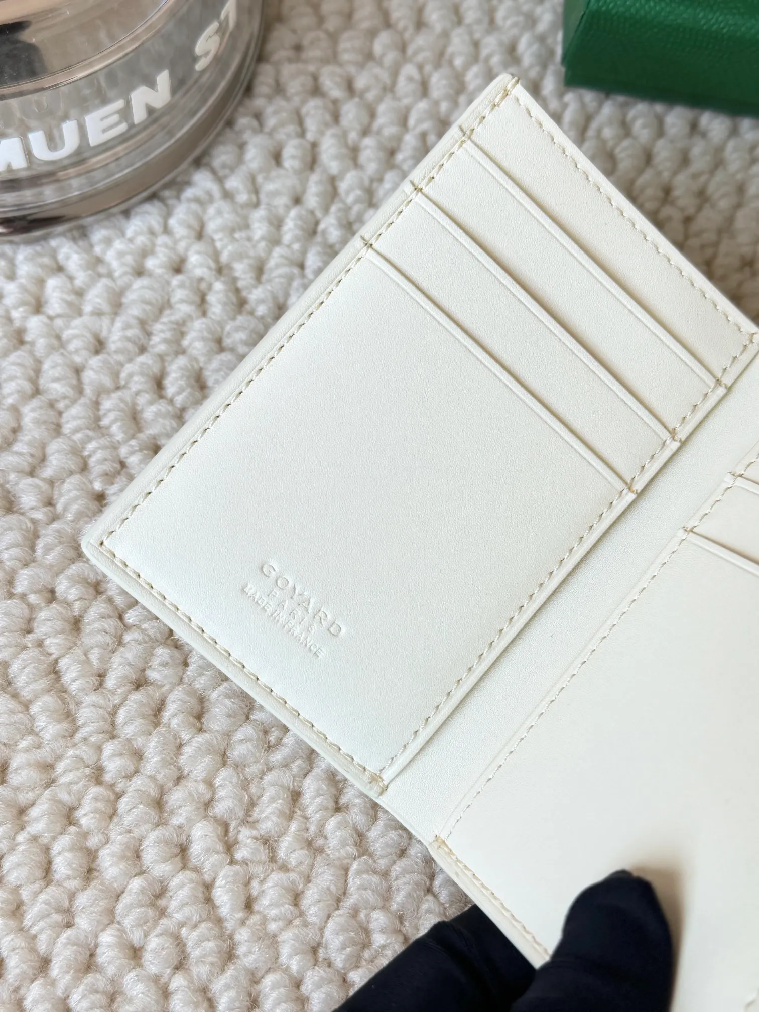 💰120 Goyard Goyardine Canvas & Vauzelles Calfskin No.: 803 Multiple colors available. Can be used as a couple model. It’s yyds to give as a gift for your own use! 6 card slots + two compartments, suitable for traveling. Small and portable, good-looking. Material: goyarine canvas and Vauzelles calfskin. Size: length 8*height 11