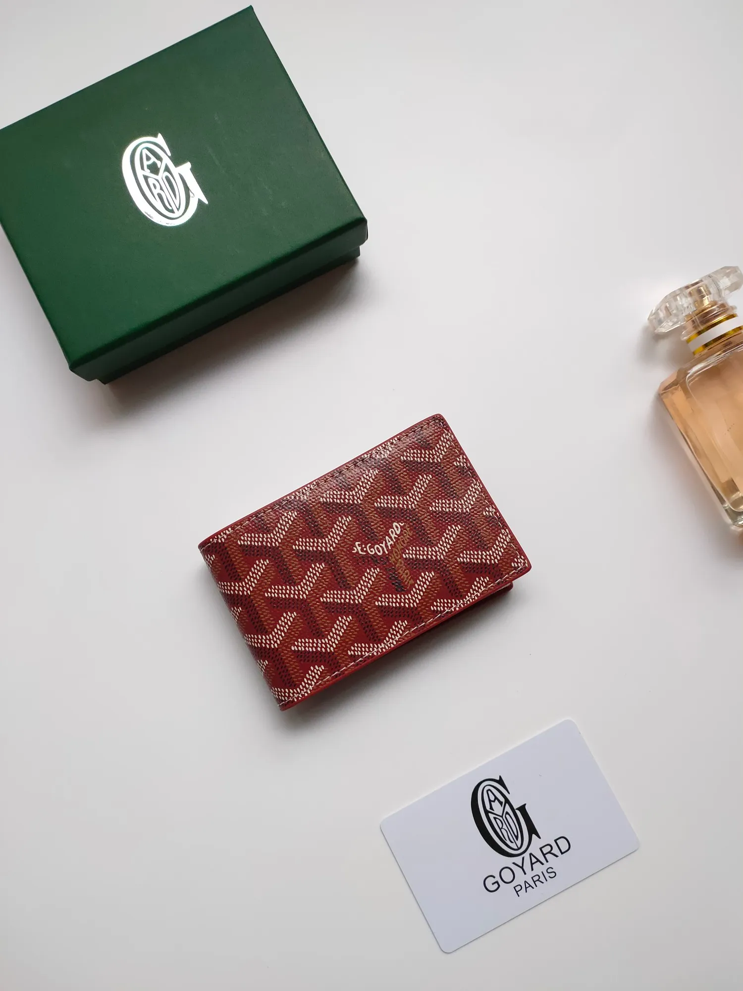 ￥110 Insert Victoire card holder can not only be used alone, but can also be inserted into the Victoire wallet to add more card storage space. Goyardine canvas & Vauzelles calfskin Style number: 9638 Size: 7.1 cmx0.5 cmx10 cm