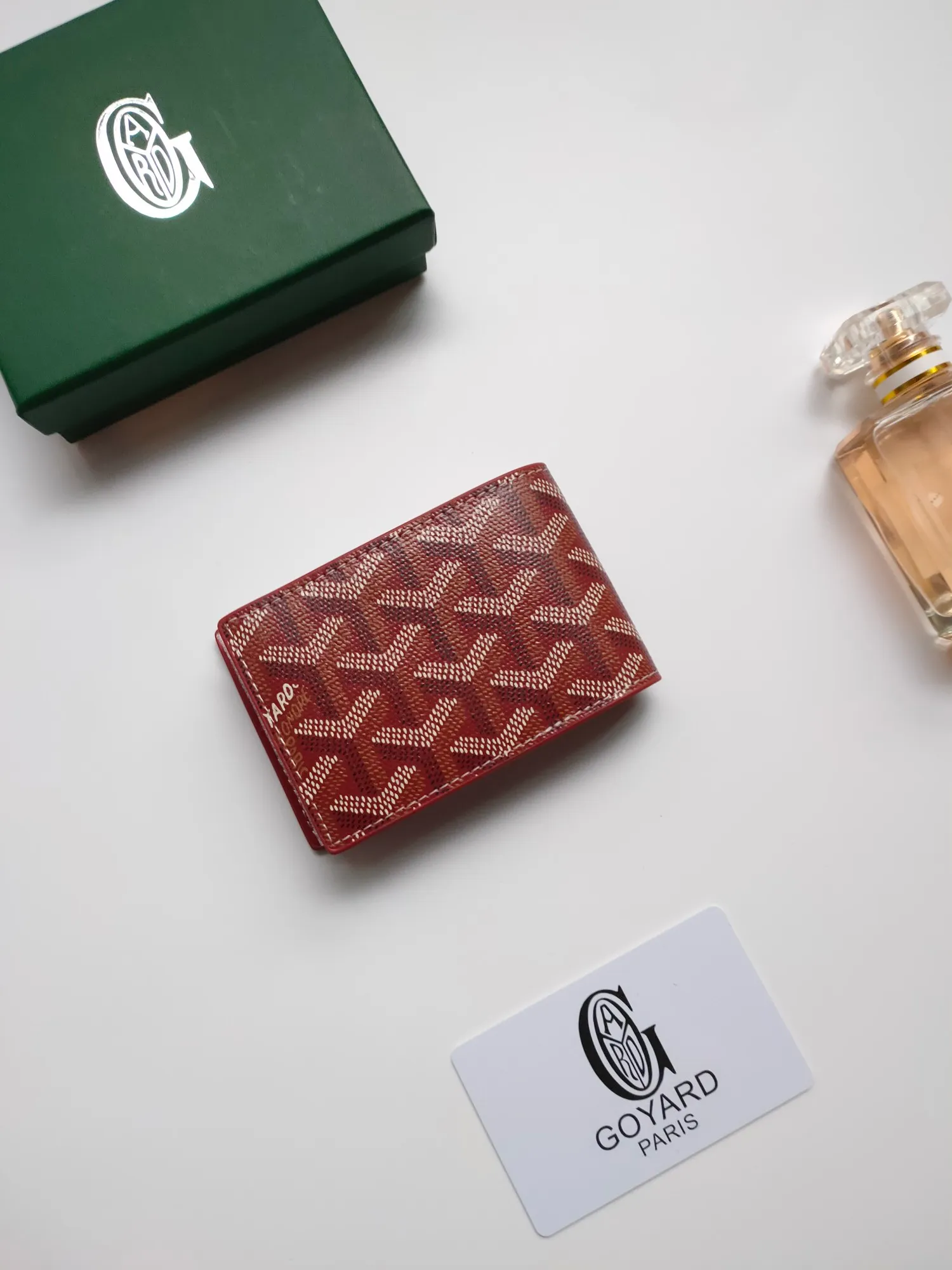￥110 Insert Victoire card holder can not only be used alone, but can also be inserted into the Victoire wallet to add more card storage space. Goyardine canvas & Vauzelles calfskin Style number: 9638 Size: 7.1 cmx0.5 cmx10 cm
