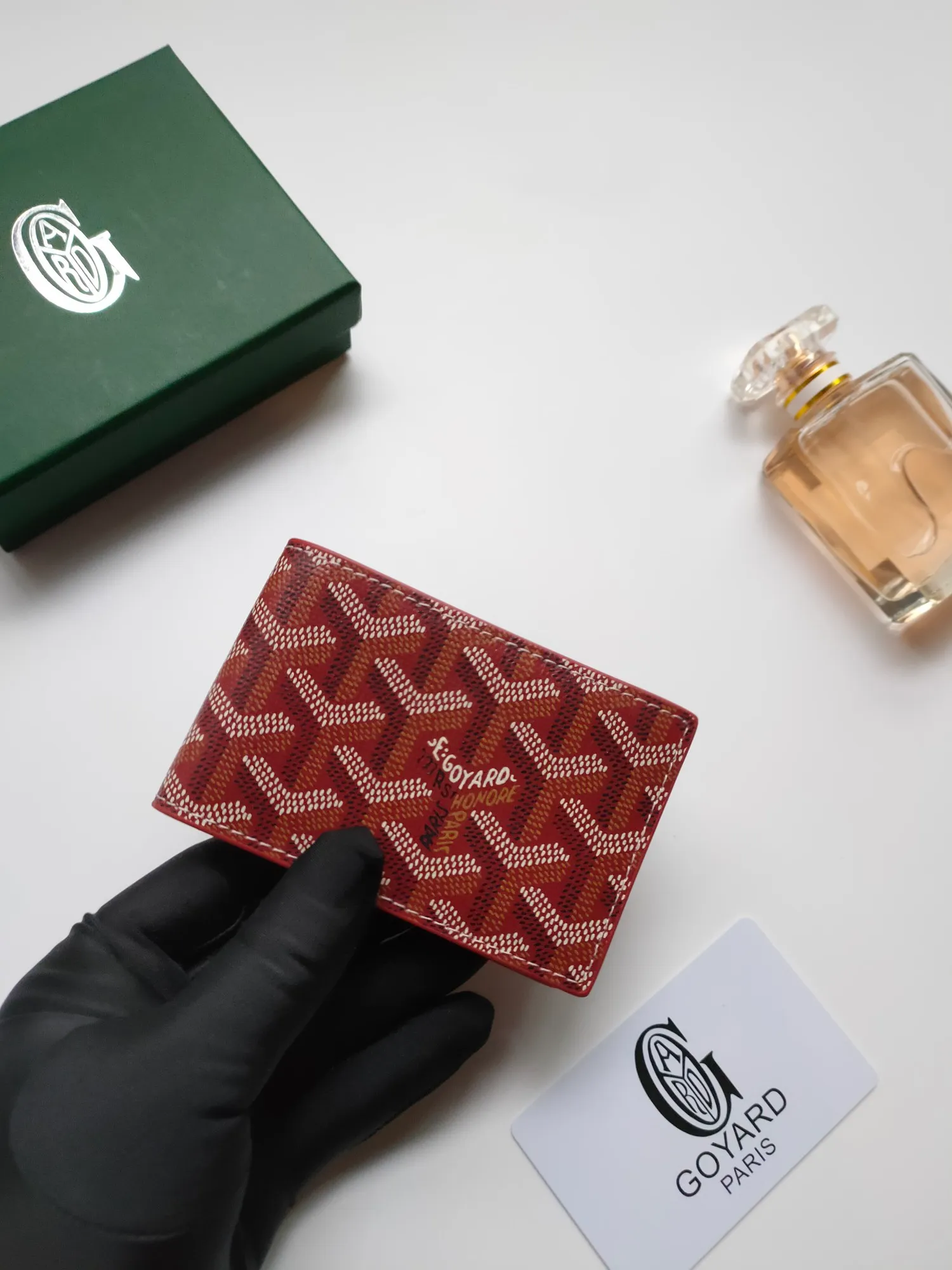 ￥110 Insert Victoire card holder can not only be used alone, but can also be inserted into the Victoire wallet to add more card storage space. Goyardine canvas & Vauzelles calfskin Style number: 9638 Size: 7.1 cmx0.5 cmx10 cm
