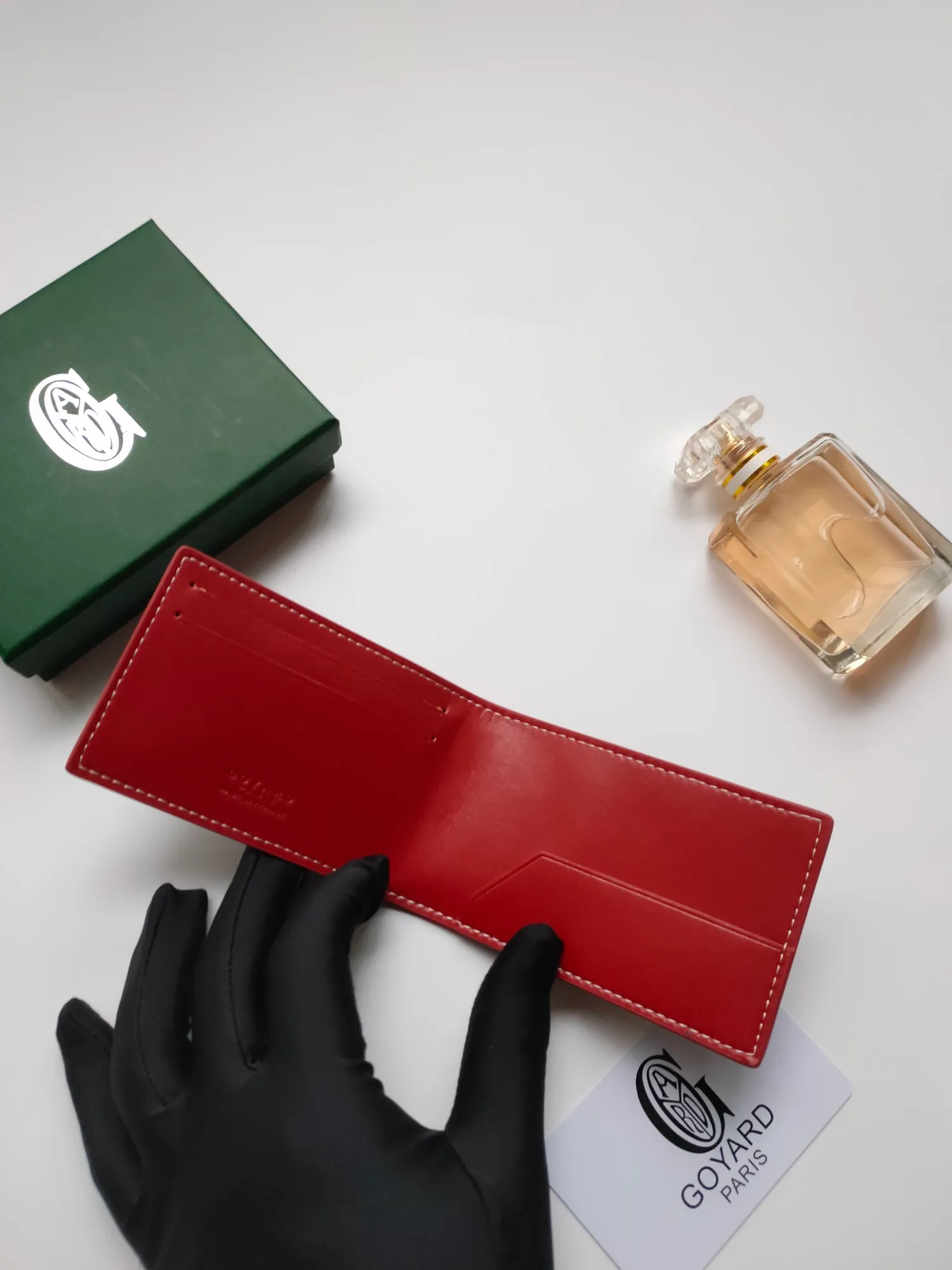 ￥110 Insert Victoire card holder can not only be used alone, but can also be inserted into the Victoire wallet to add more card storage space. Goyardine canvas & Vauzelles calfskin Style number: 9638 Size: 7.1 cmx0.5 cmx10 cm