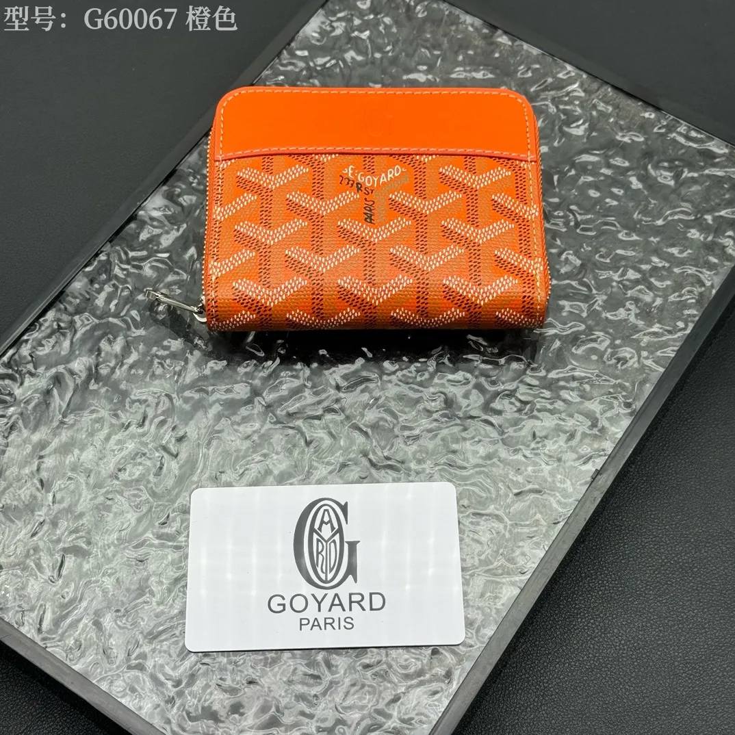 💰110 💎Top original 𝐠𝐨𝐲𝐚𝐫𝐝 Hot style 💕 Goya wallet short Matignon Mini coin purse with full zipper closure design. Its central compartment holds coins, while its interior patch pocket holds cards or small IDs. Style number: G60067 Size: 10.4*7.5*1.8cm