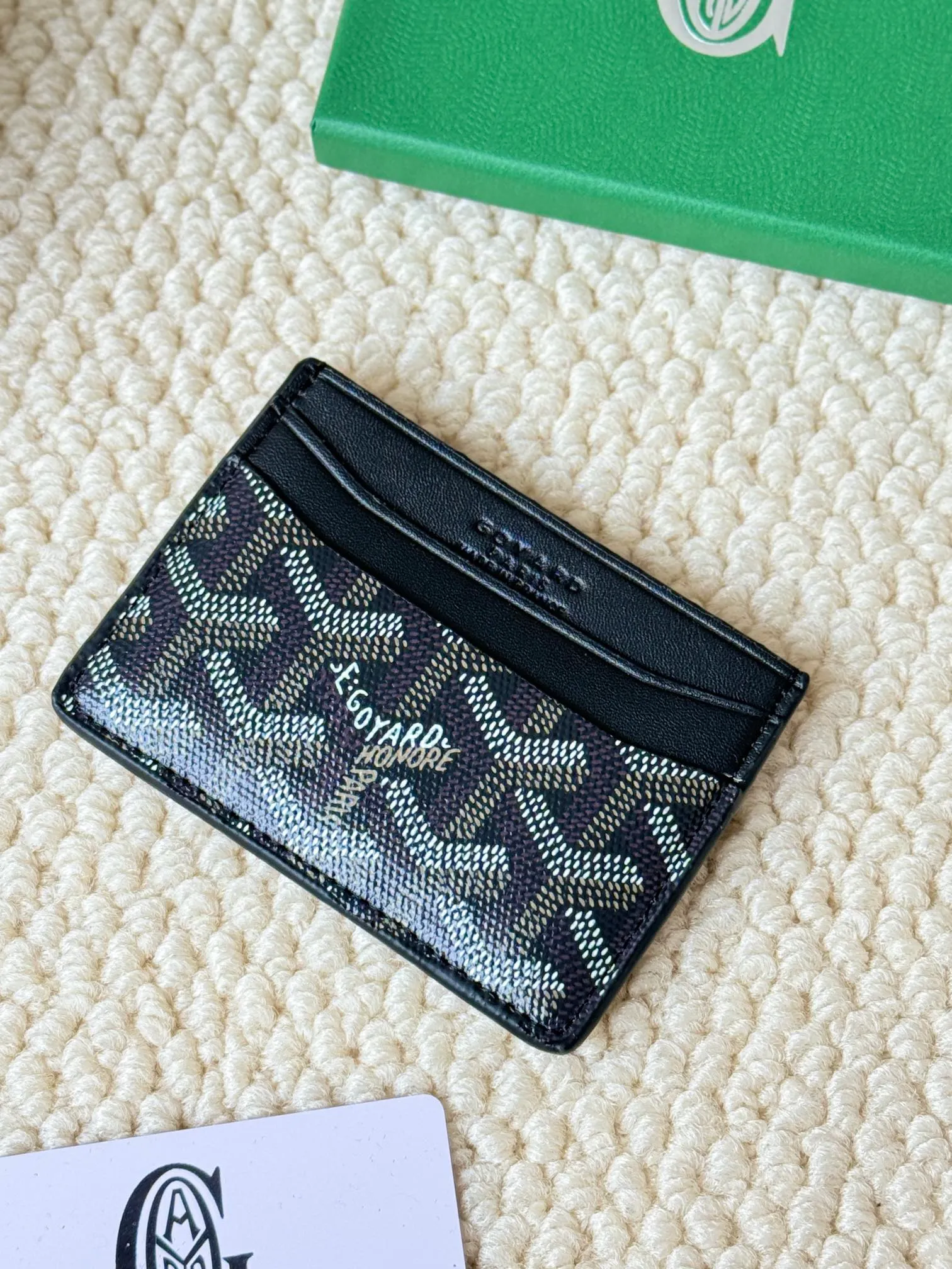💰100 GOYARD Goya Classic👍🏻The design of Saint-Sulpice card holder is small and compact, and its middle pocket can store cards, documents or folded banknotes. The compact design fits nicely in a jacket or pants pocket. Style number: 9636 Size: 7 x10.5 cm