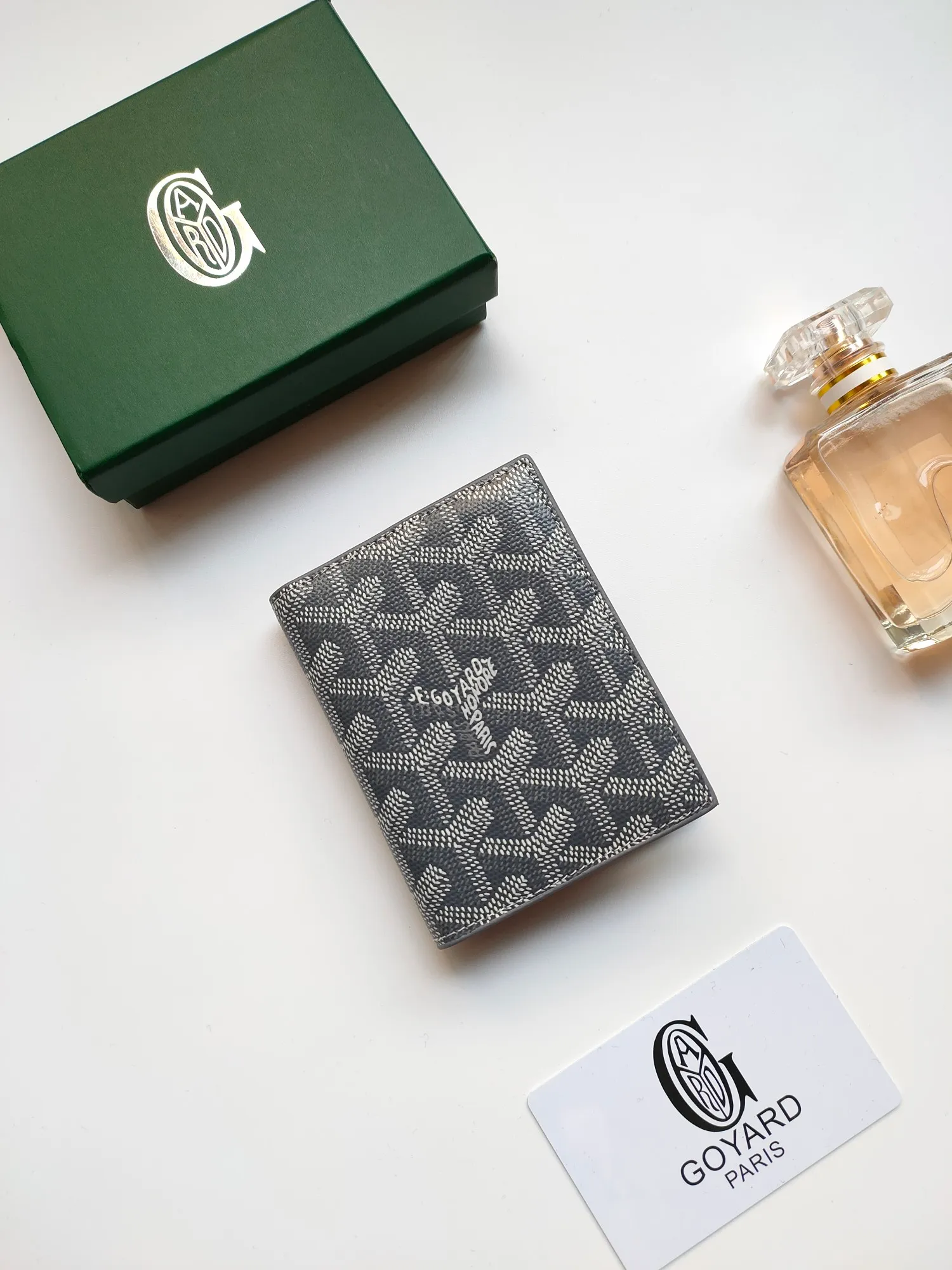 ￥110 GOYARD's new Saint-Marc card holder can be used to store and display badges, as well as cards and banknotes. Whether used to store badges, access cards or transportation cards, the Saint-Marc card holder will perfectly reflect the elegance of the cardholder. Style number: 9637 Size: 10.7 cmx1 cmx8 cm