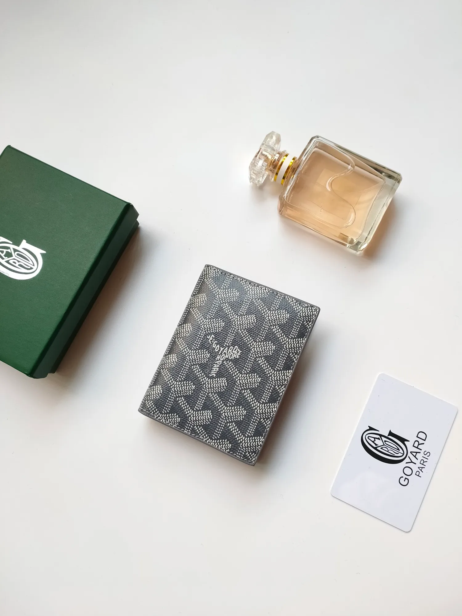 ￥110 GOYARD's new Saint-Marc card holder can be used to store and display badges, as well as cards and banknotes. Whether used to store badges, access cards or transportation cards, the Saint-Marc card holder will perfectly reflect the elegance of the cardholder. Style number: 9637 Size: 10.7 cmx1 cmx8 cm