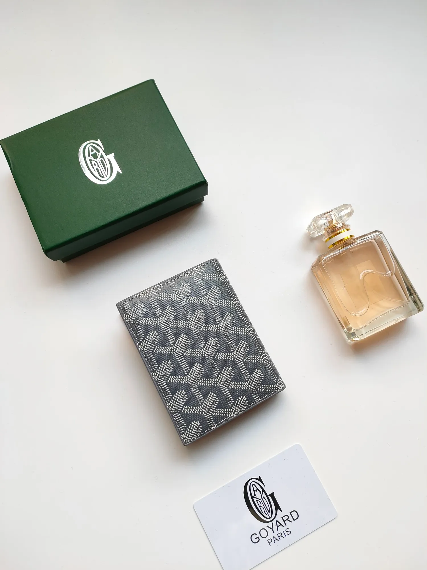 ￥110 GOYARD's new Saint-Marc card holder can be used to store and display badges, as well as cards and banknotes. Whether used to store badges, access cards or transportation cards, the Saint-Marc card holder will perfectly reflect the elegance of the cardholder. Style number: 9637 Size: 10.7 cmx1 cmx8 cm