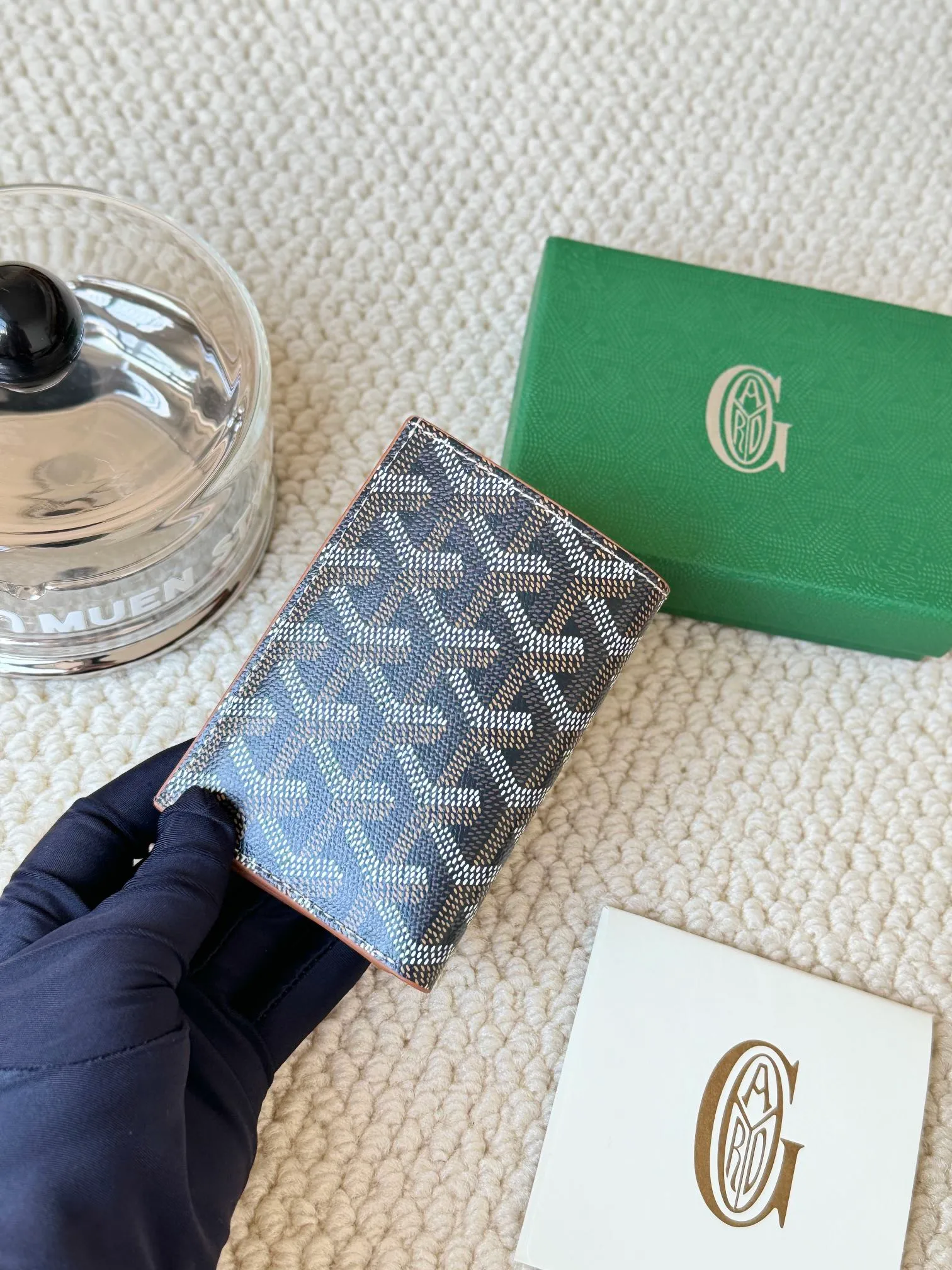 💰120 Goyard Goyardine Canvas & Vauzelles Calfskin No.: 803 Multiple colors available. Can be used as a couple model. It’s yyds to give as a gift for your own use! 6 card slots + two compartments, suitable for traveling. Small and portable, good-looking. Material: goyarine canvas and Vauzelles calfskin. Size: length 8*height 11