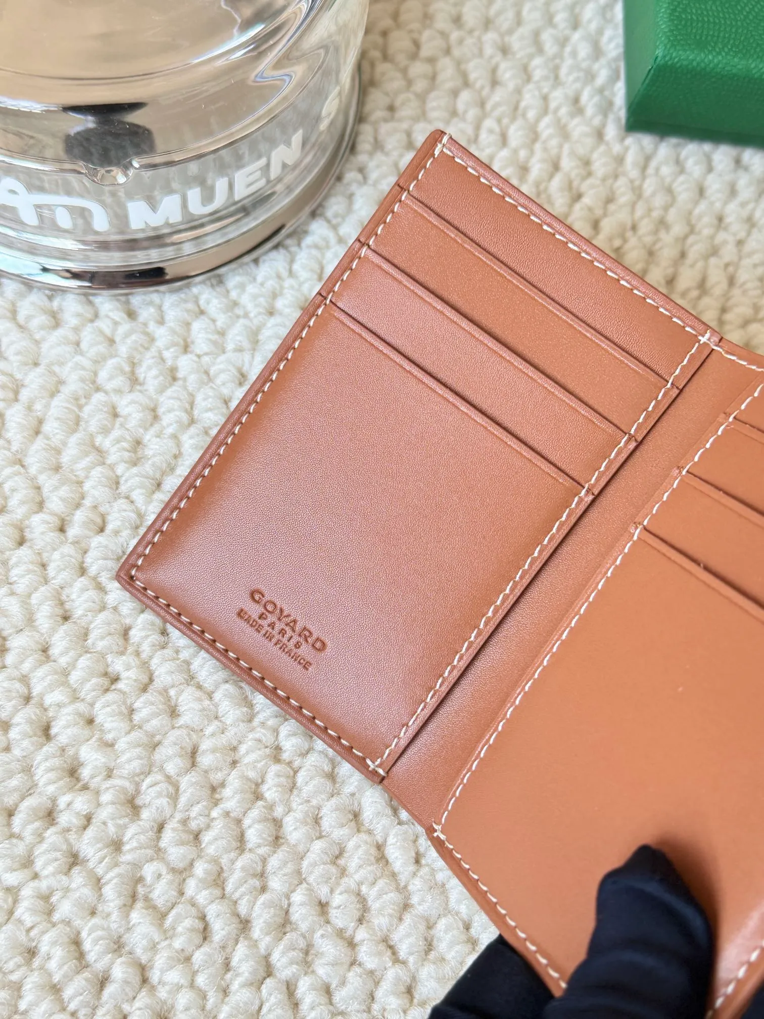 💰120 Goyard Goyardine Canvas & Vauzelles Calfskin No.: 803 Multiple colors available. Can be used as a couple model. It’s yyds to give as a gift for your own use! 6 card slots + two compartments, suitable for traveling. Small and portable, good-looking. Material: goyarine canvas and Vauzelles calfskin. Size: length 8*height 11