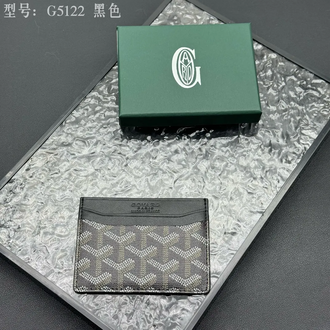 💰90 💎The top-quality original GOYARD Saint-Sulpice card holder has a small and compact design, and its central pocket can store cards, IDs or folded banknotes. The compact design fits nicely in a jacket or pants pocket. Model; G5122 Size: 7*10.5*0.2cm