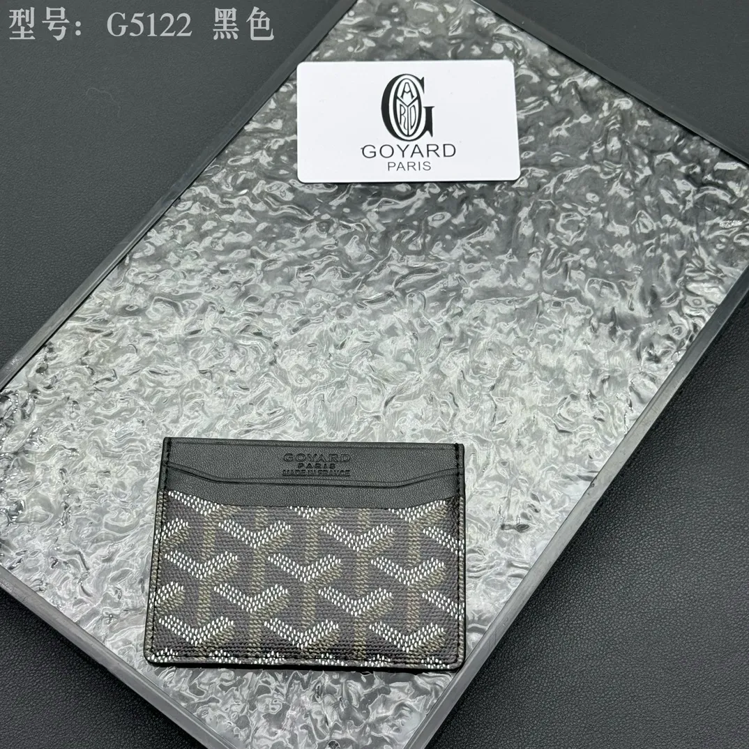💰90 💎The top-quality original GOYARD Saint-Sulpice card holder has a small and compact design, and its central pocket can store cards, IDs or folded banknotes. The compact design fits nicely in a jacket or pants pocket. Model; G5122 Size: 7*10.5*0.2cm