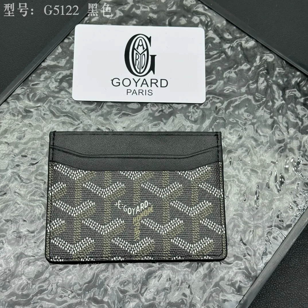 💰90 💎The top-quality original GOYARD Saint-Sulpice card holder has a small and compact design, and its central pocket can store cards, IDs or folded banknotes. The compact design fits nicely in a jacket or pants pocket. Model; G5122 Size: 7*10.5*0.2cm