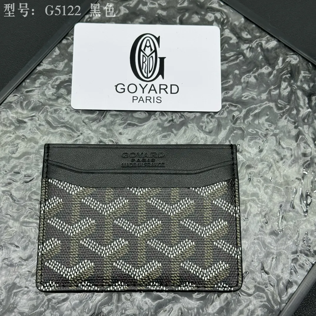 💰90 💎The top-quality original GOYARD Saint-Sulpice card holder has a small and compact design, and its central pocket can store cards, IDs or folded banknotes. The compact design fits nicely in a jacket or pants pocket. Model; G5122 Size: 7*10.5*0.2cm