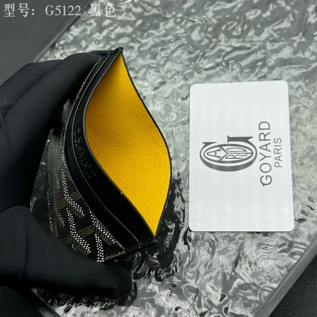 💰90 💎The top-quality original GOYARD Saint-Sulpice card holder has a small and compact design, and its central pocket can store cards, IDs or folded banknotes. The compact design fits nicely in a jacket or pants pocket. Model; G5122 Size: 7*10.5*0.2cm